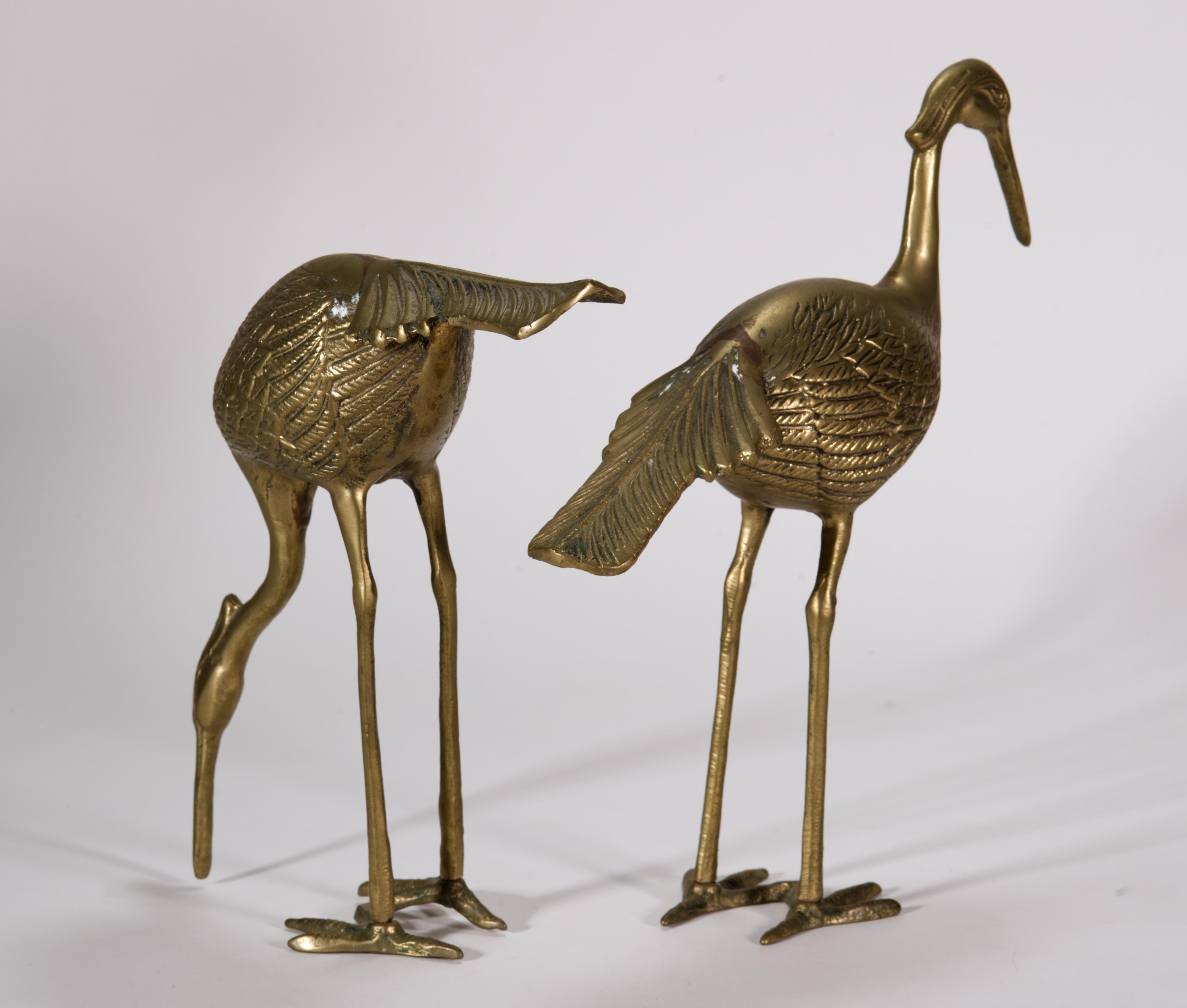 Coppia di grandi sculture di uccelli gru asiatici in ottone Hollywood Regency 1960s In condizioni buone in vendita a Clifton Springs, NY