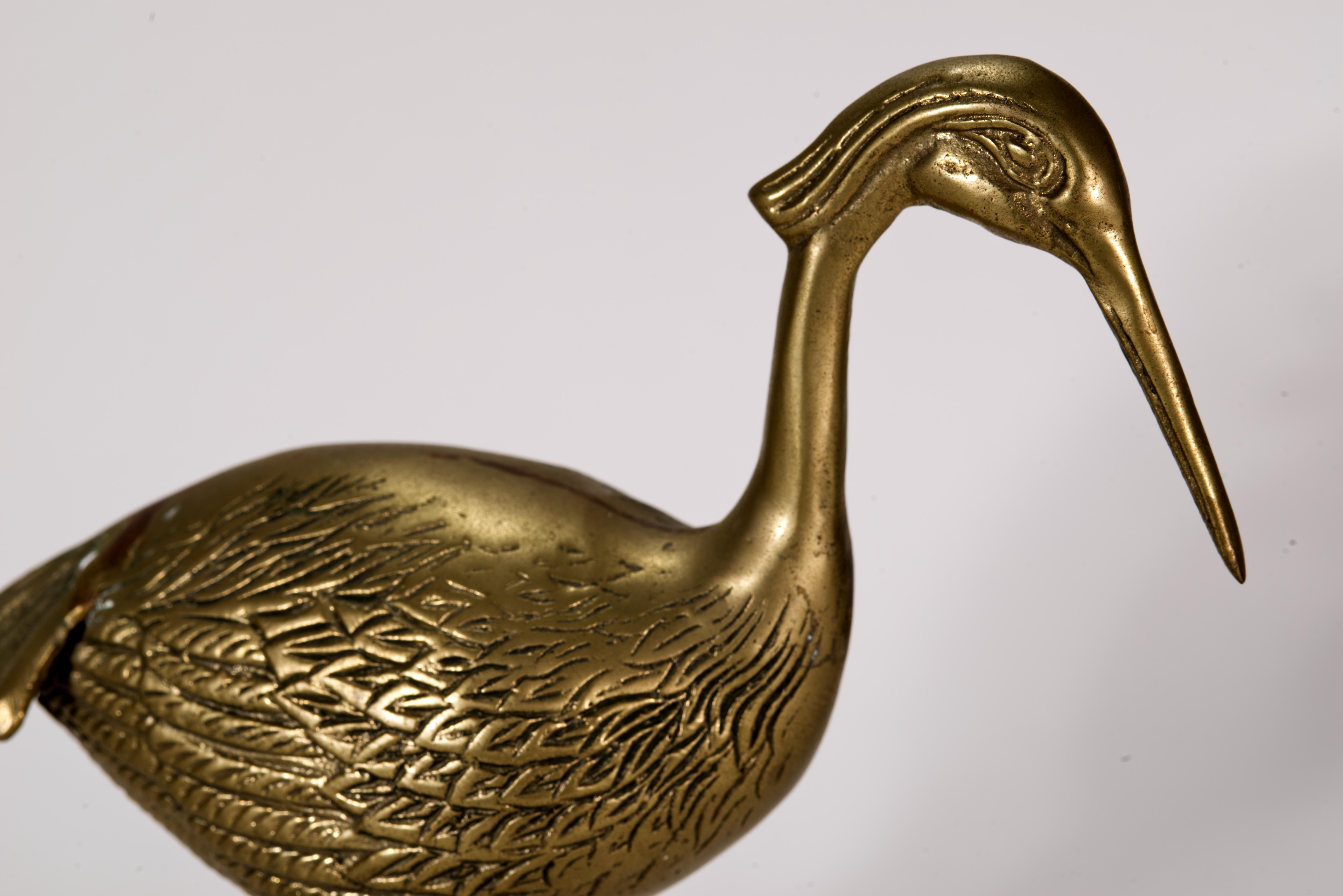 XX secolo Coppia di grandi sculture di uccelli gru asiatici in ottone Hollywood Regency 1960s in vendita