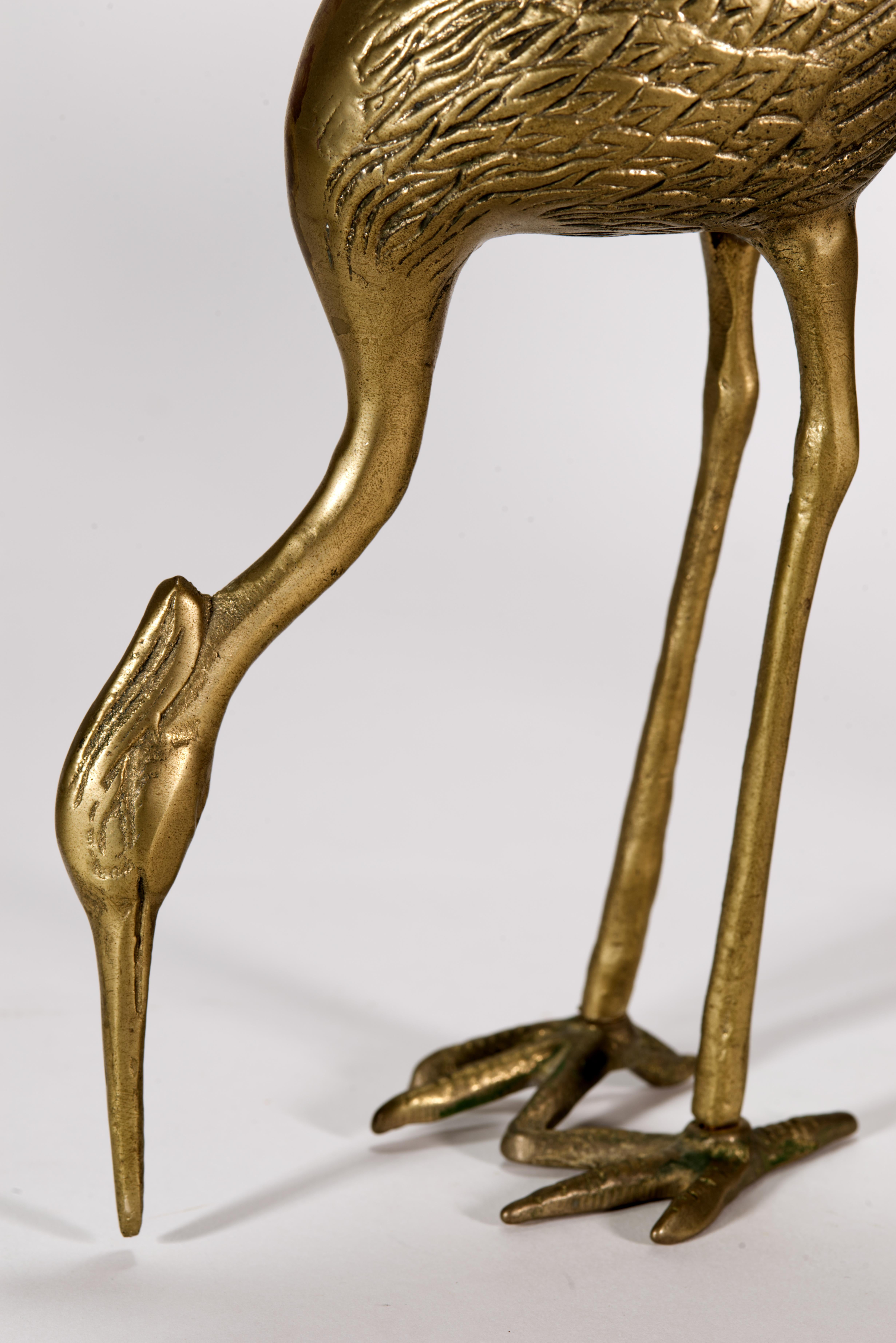Ottone Coppia di grandi sculture di uccelli gru asiatici in ottone Hollywood Regency 1960s in vendita