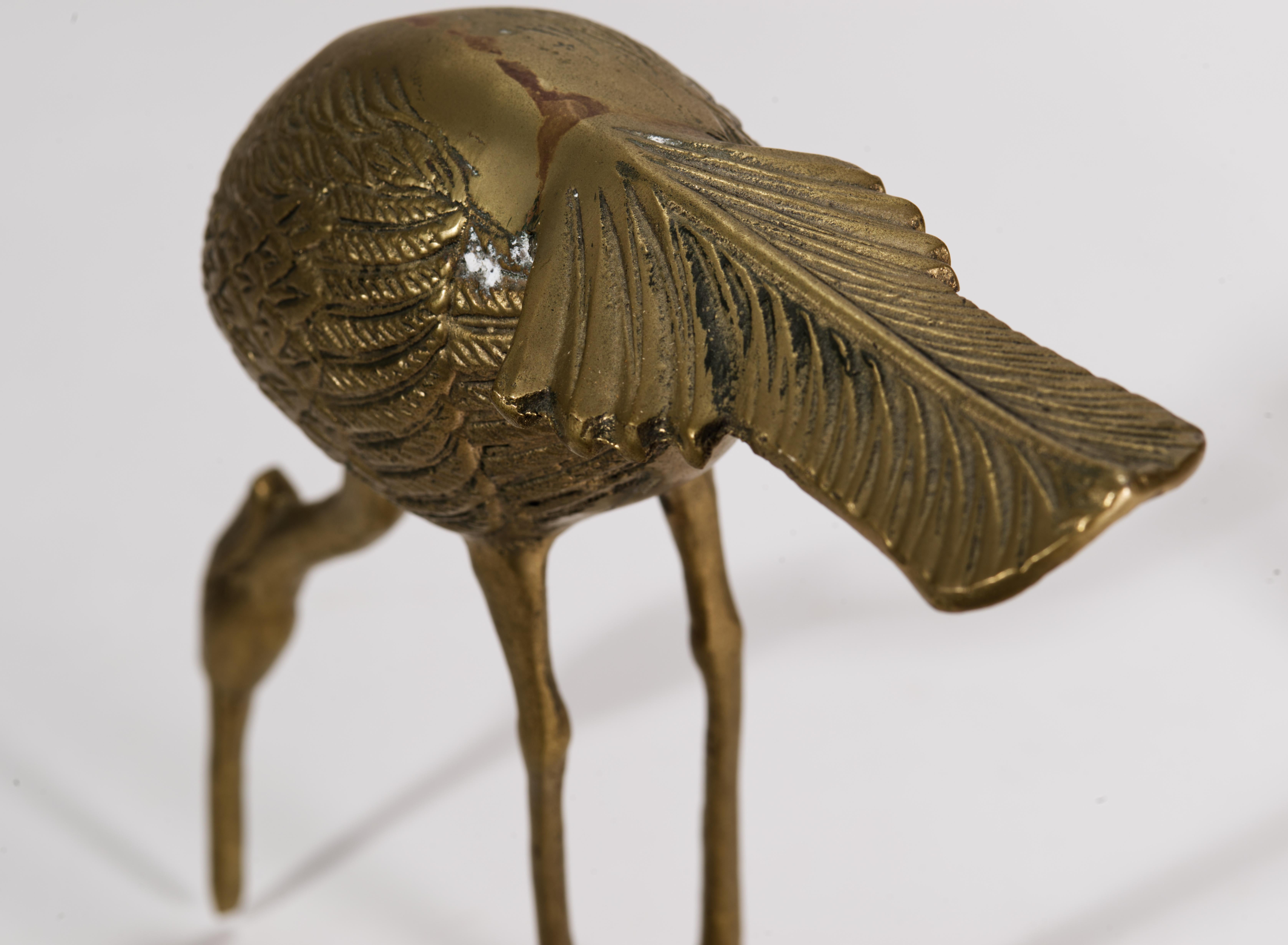 Coppia di grandi sculture di uccelli gru asiatici in ottone Hollywood Regency 1960s in vendita 2