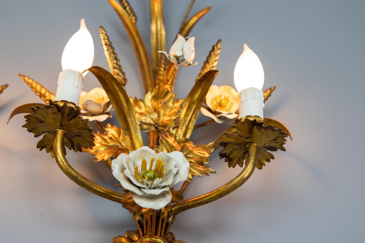 Pair of Large Hollywood Regency Gilt Metal Wheat and White Flower Sconces, 1970s In Good Condition For Sale In Barntrup, DE