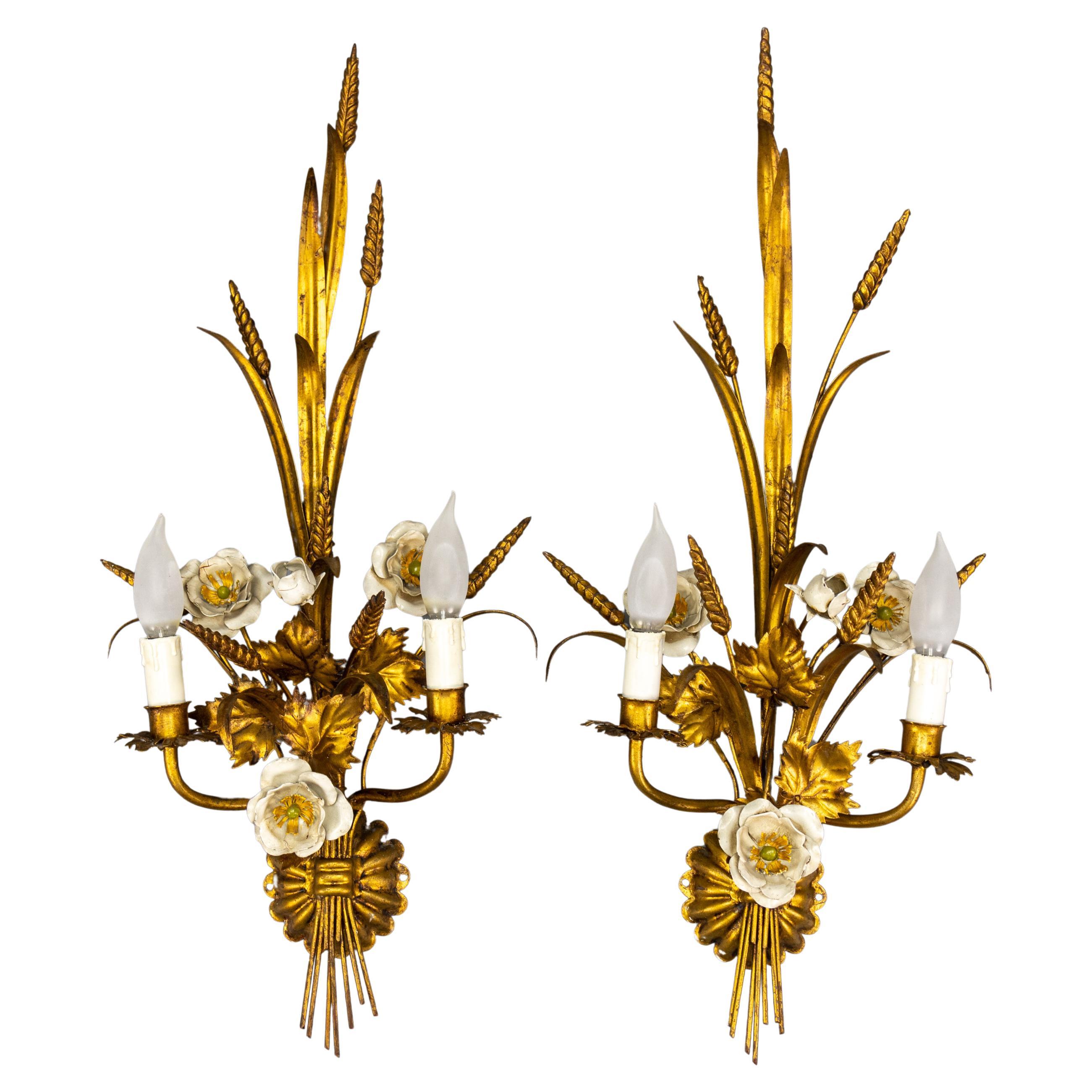 Zwei große Hollywood-Regency-Leuchter aus vergoldetem Metall mit weissen Blumen, 1970er Jahre