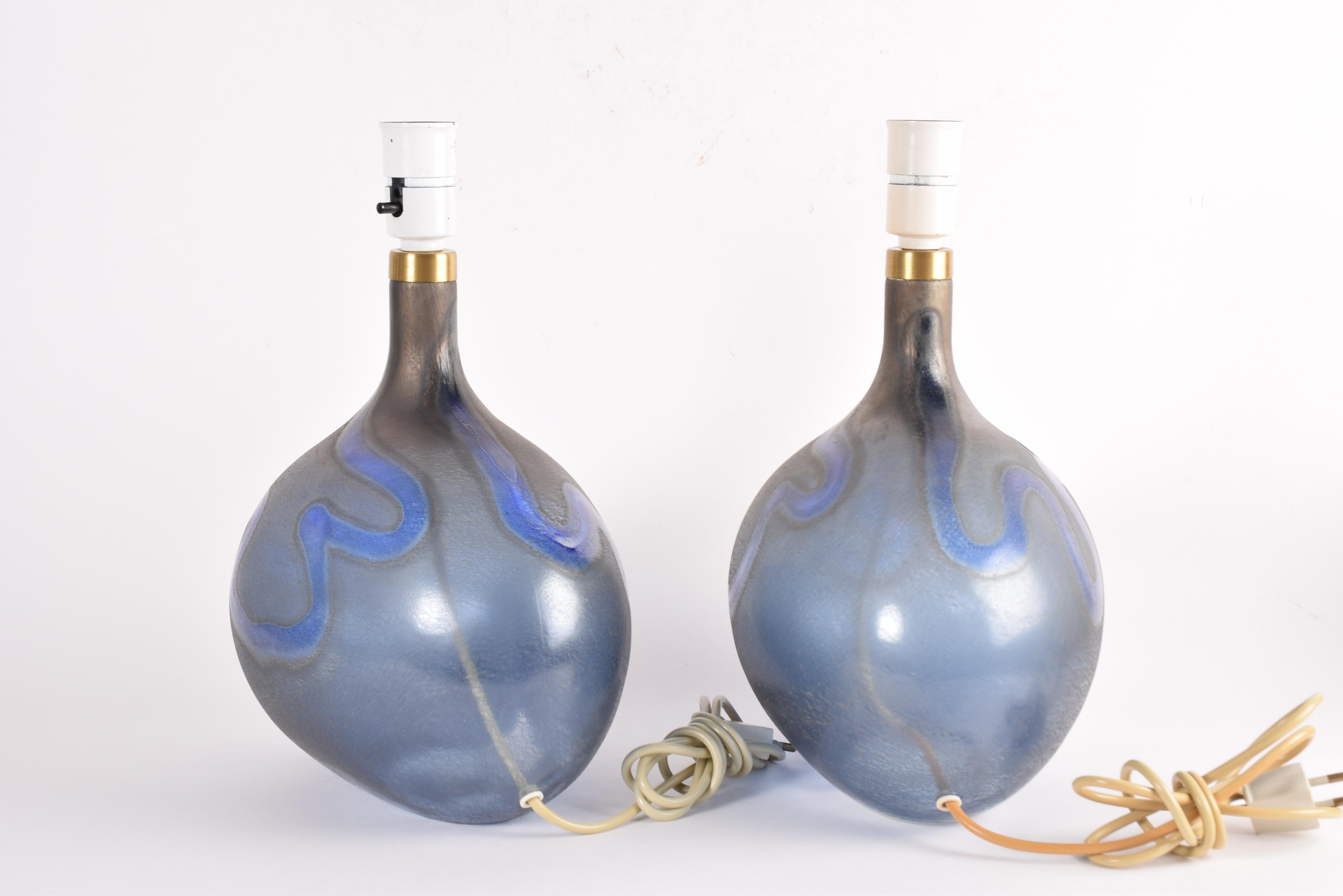 Paire de grandes lampes de bureau Holmegaard en verre sculptural bleu d'art danoises des années 1970 en vente 1