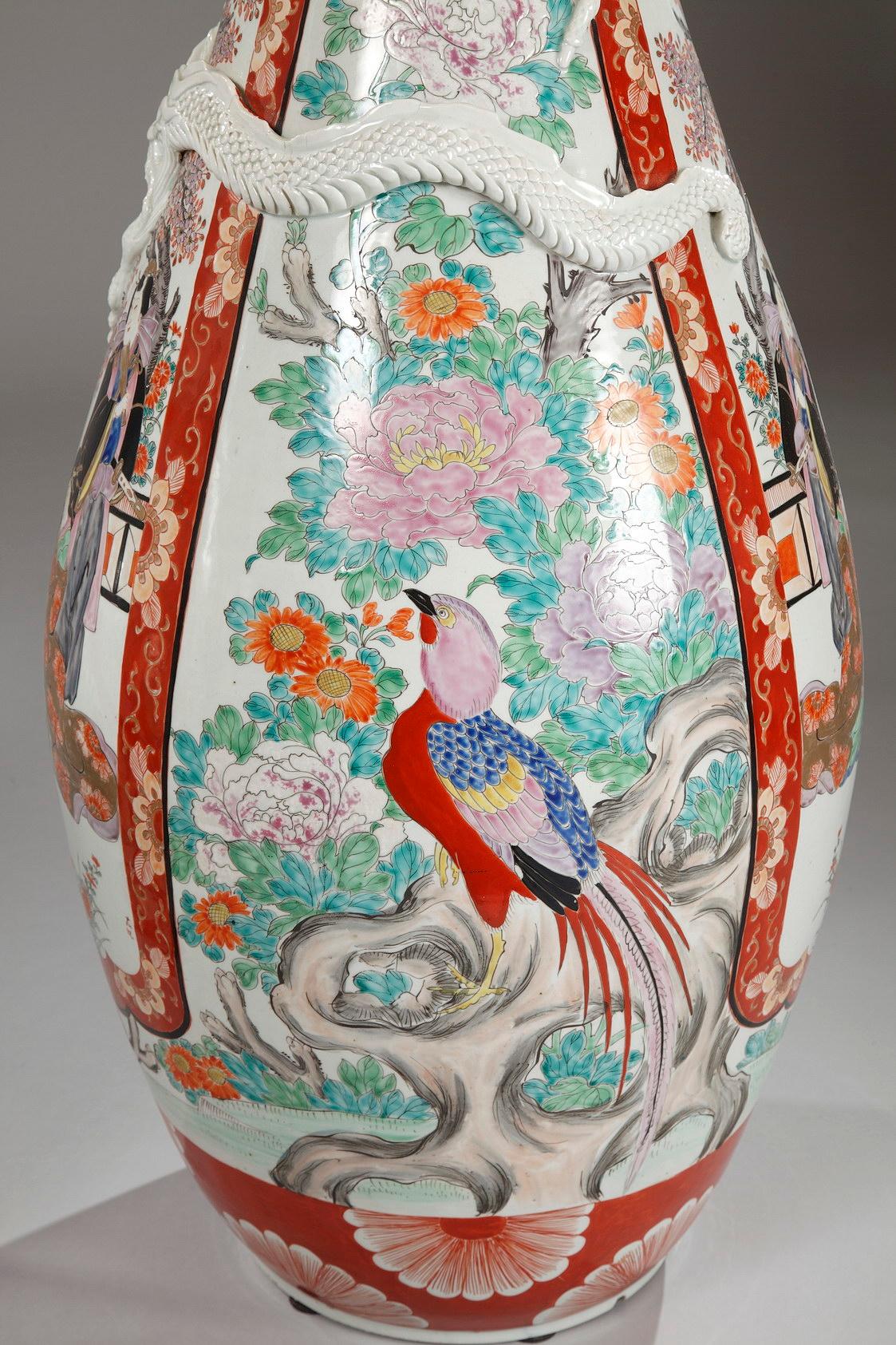 Pair of Large Imari Porcelain Vases, Japan, Late 19th Century In Good Condition For Sale In PARIS, FR