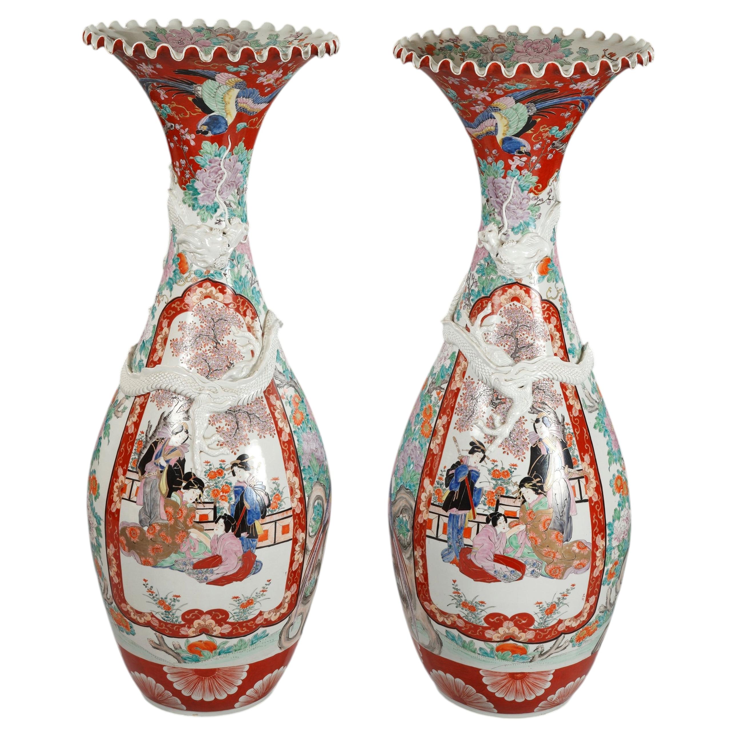 Pareja de grandes jarrones de Imari Porcelain, Japón, Finales del siglo XIX