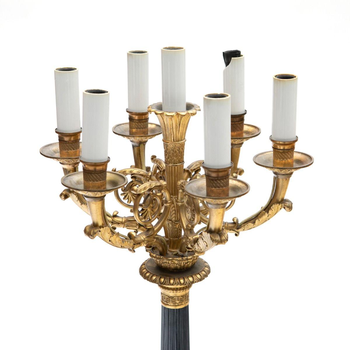 Zwei große, beeindruckende französische Charles X Kandelaber aus vergoldeter und patinierter Bronze im Angebot 3