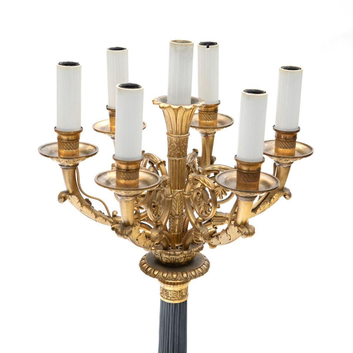 Zwei große, beeindruckende französische Charles X Kandelaber aus vergoldeter und patinierter Bronze (Charles X.) im Angebot