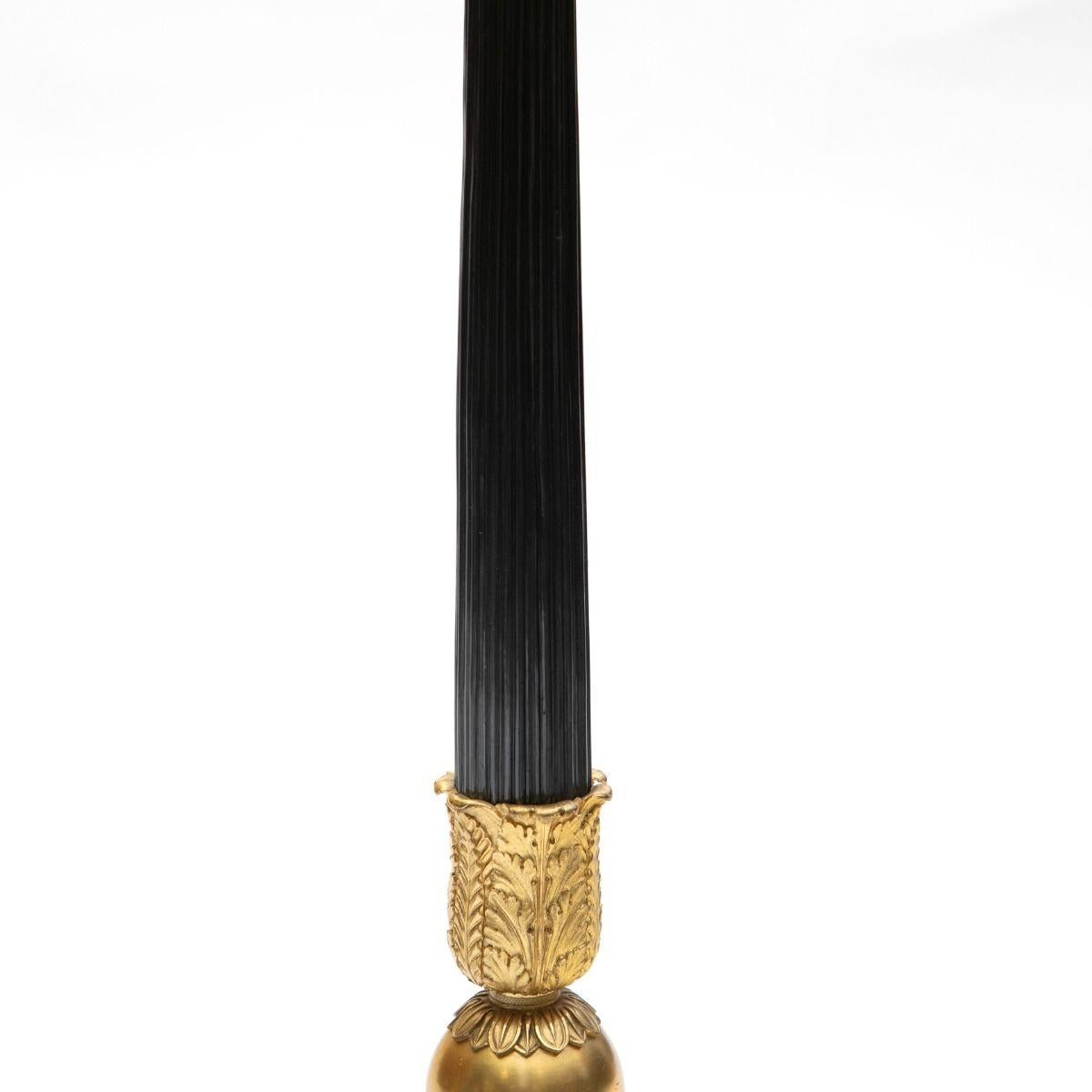 Zwei große, beeindruckende französische Charles X Kandelaber aus vergoldeter und patinierter Bronze (Vergoldet) im Angebot