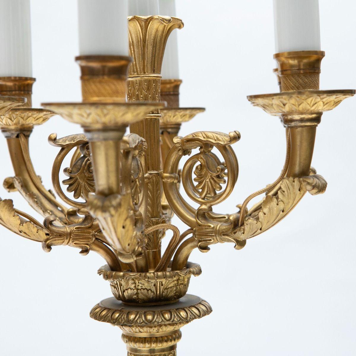 Zwei große, beeindruckende französische Charles X Kandelaber aus vergoldeter und patinierter Bronze im Angebot 1