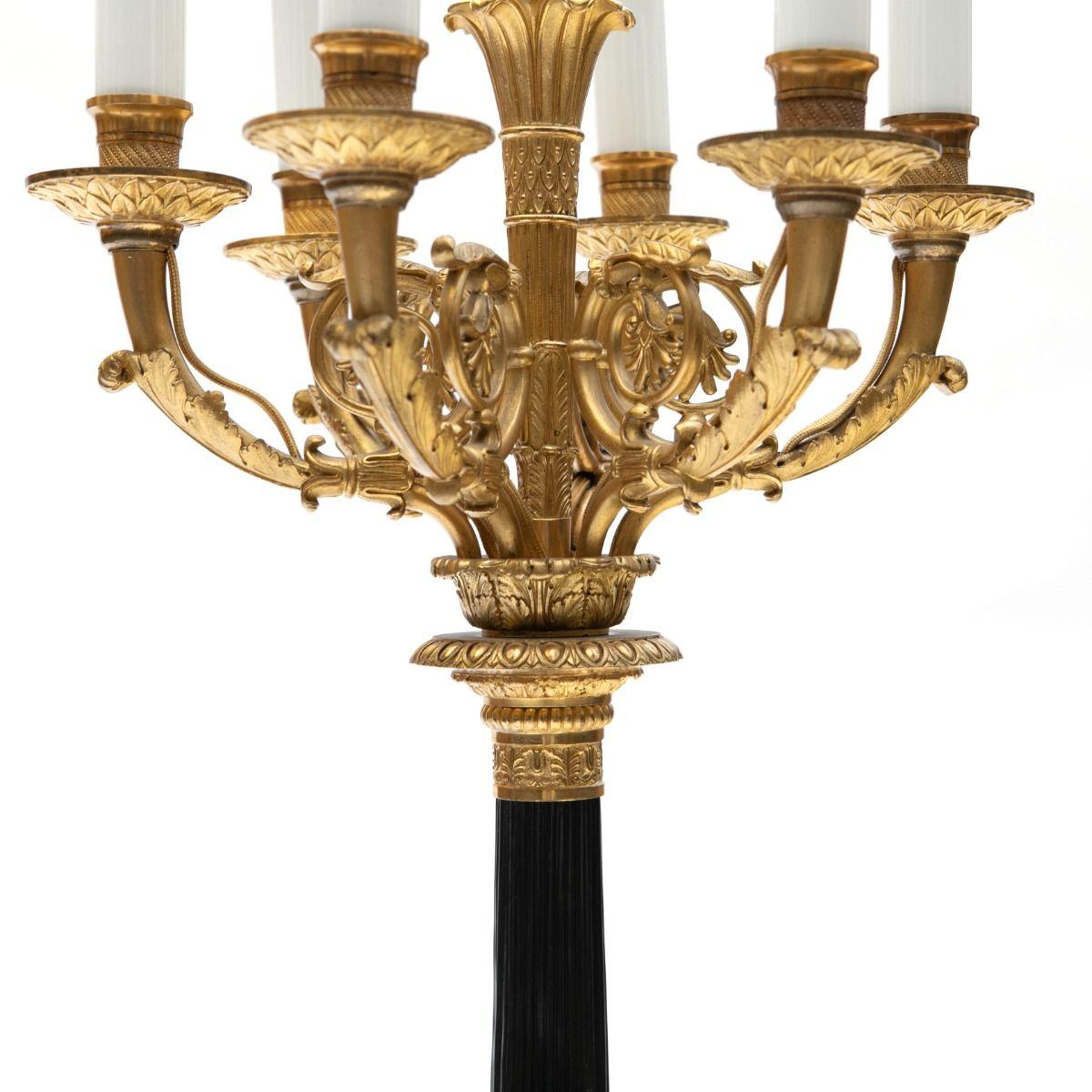 Zwei große, beeindruckende französische Charles X Kandelaber aus vergoldeter und patinierter Bronze im Angebot 2