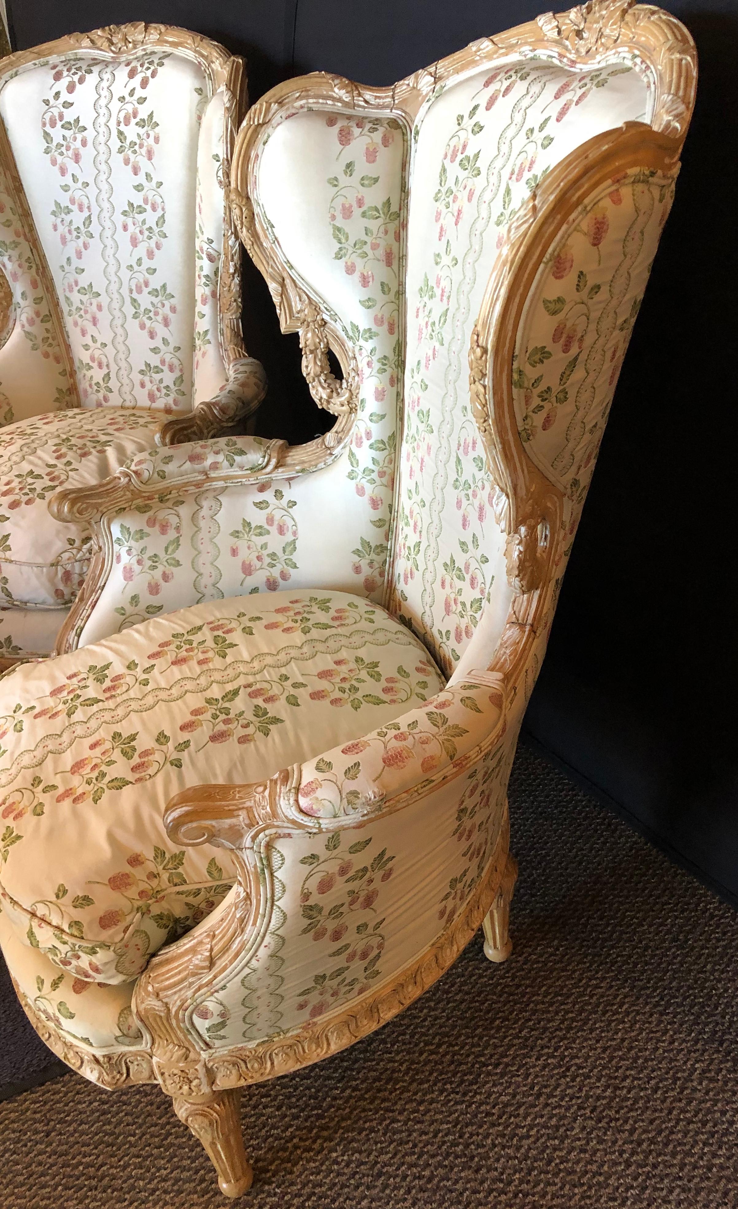 Zwei große beeindruckende geschnitzte Sessel mit hoher Rückenlehne im Used-Stil mit gerahmter Flügellehne (Louis XVI.)