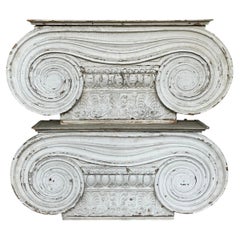 Coppia di grandi capitelli ionici dipinti in Wood