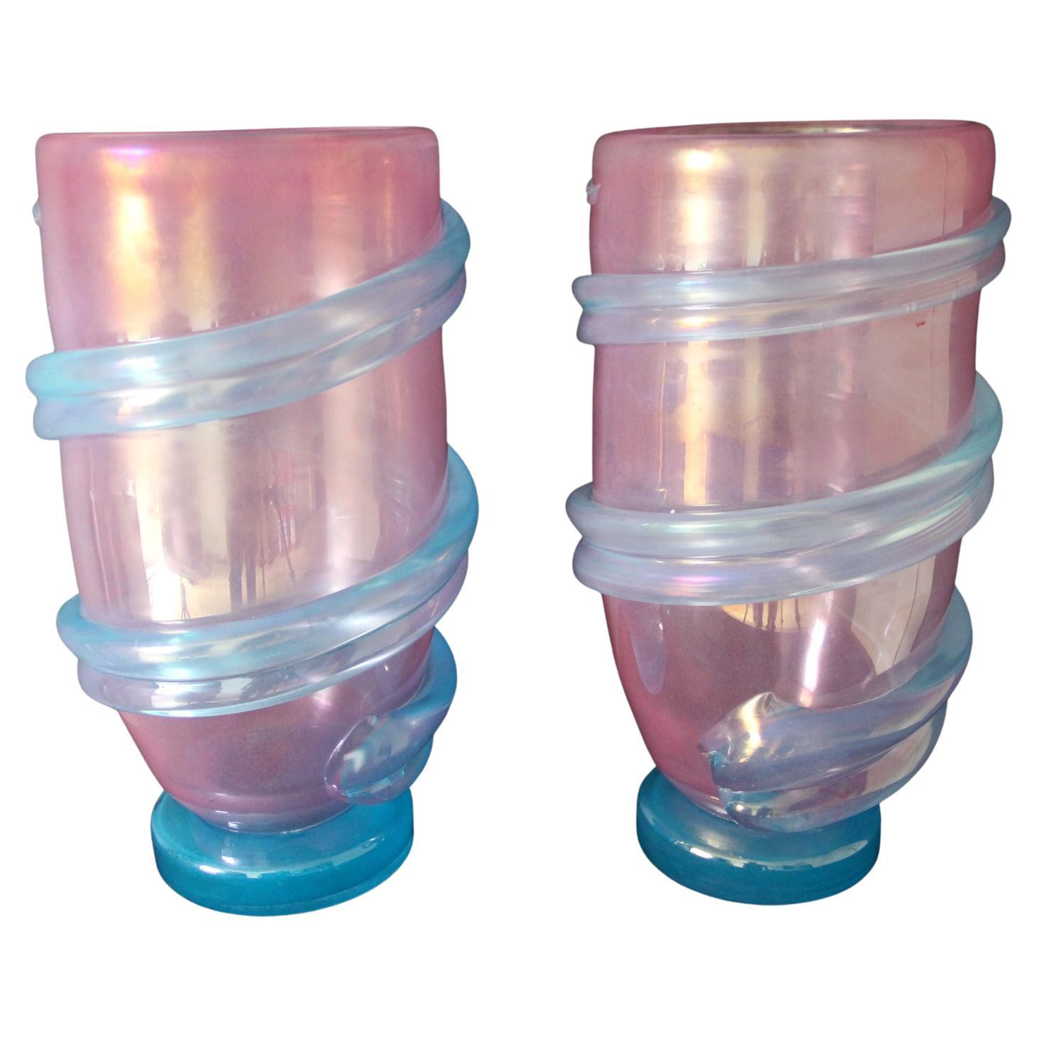 Paar große irisierende perlmuttrosa und türkisfarbene Murano-Glasvasen