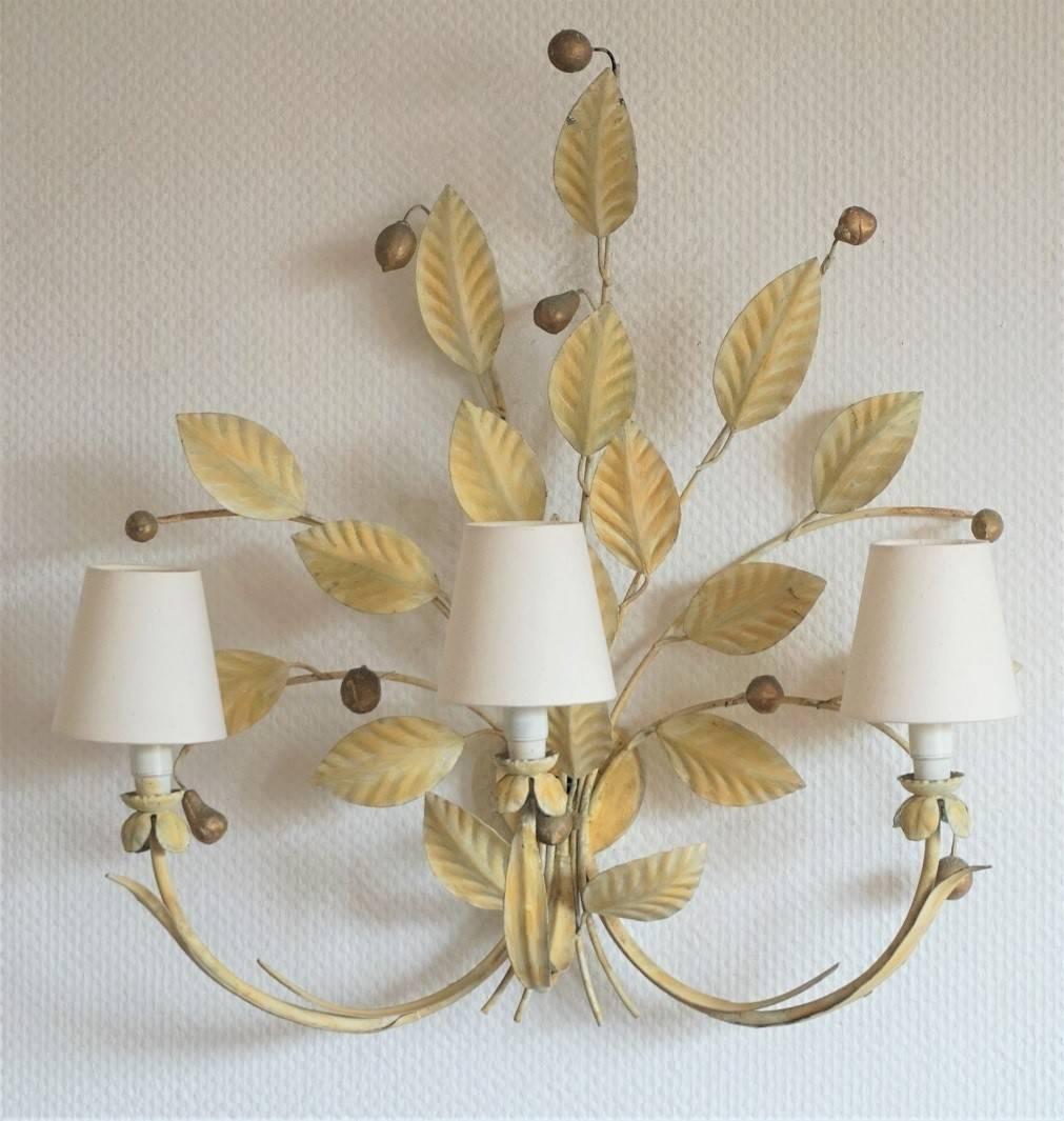 Une paire de grandes appliques murales à trois lumières en fer, richement décorées de feuillages et de fruits peints à la main, vers 1960-1965, abat-jour inclus.
Mesures :
Hauteur 26 in (66 cm)
Largeur 23 in (58.5 cm)
Profondeur 10 in (25,5