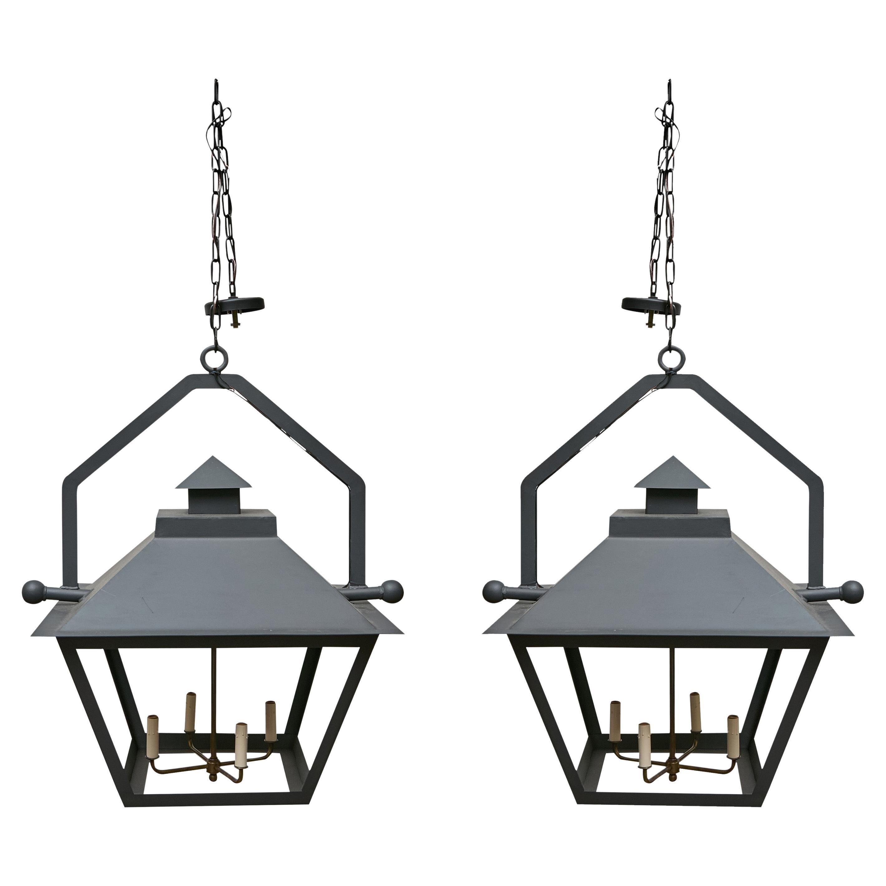 Paire de grandes lanternes en fer avec quatre am lights et design architectural