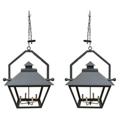Ein Paar große Eisenlaternen mit vier Lights und architektonischem Design