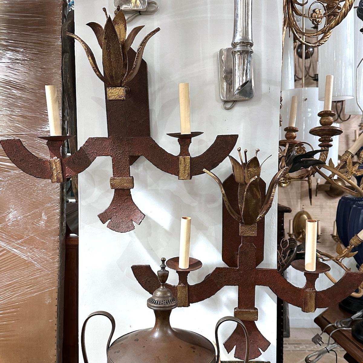 Pareja de grandes candelabros de hierro en venta 2