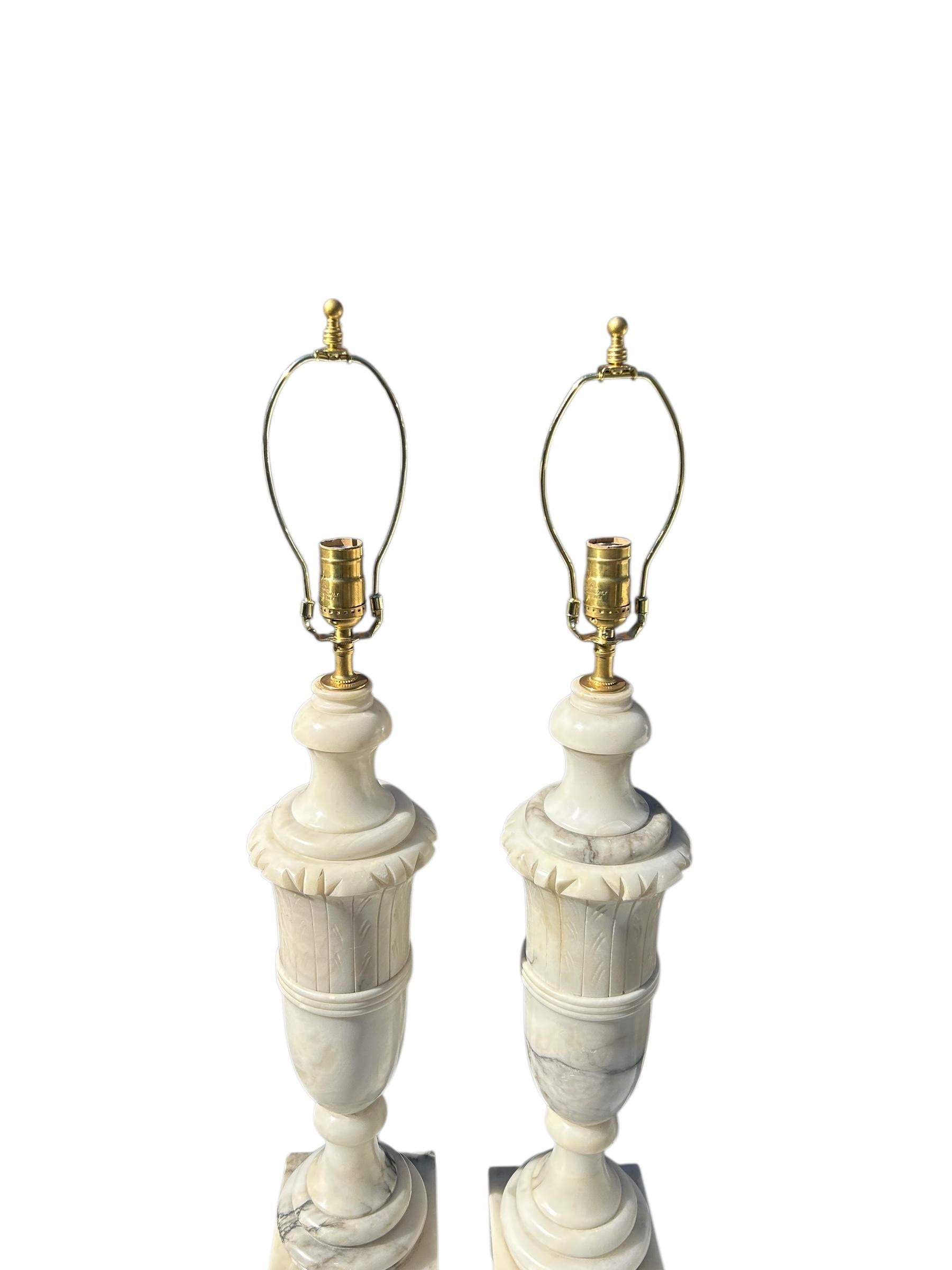 Paire de grandes lampes italiennes en forme d'urne en albâtre en vente 4