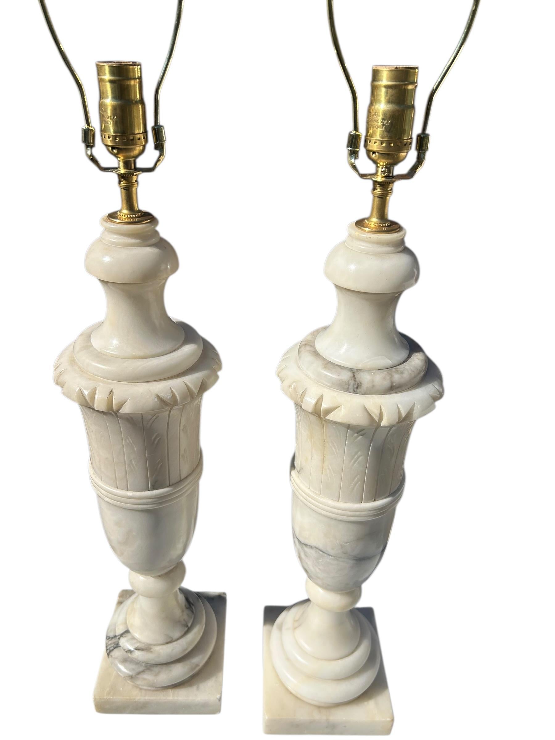 Paire de grandes lampes italiennes en forme d'urne en albâtre en vente 5