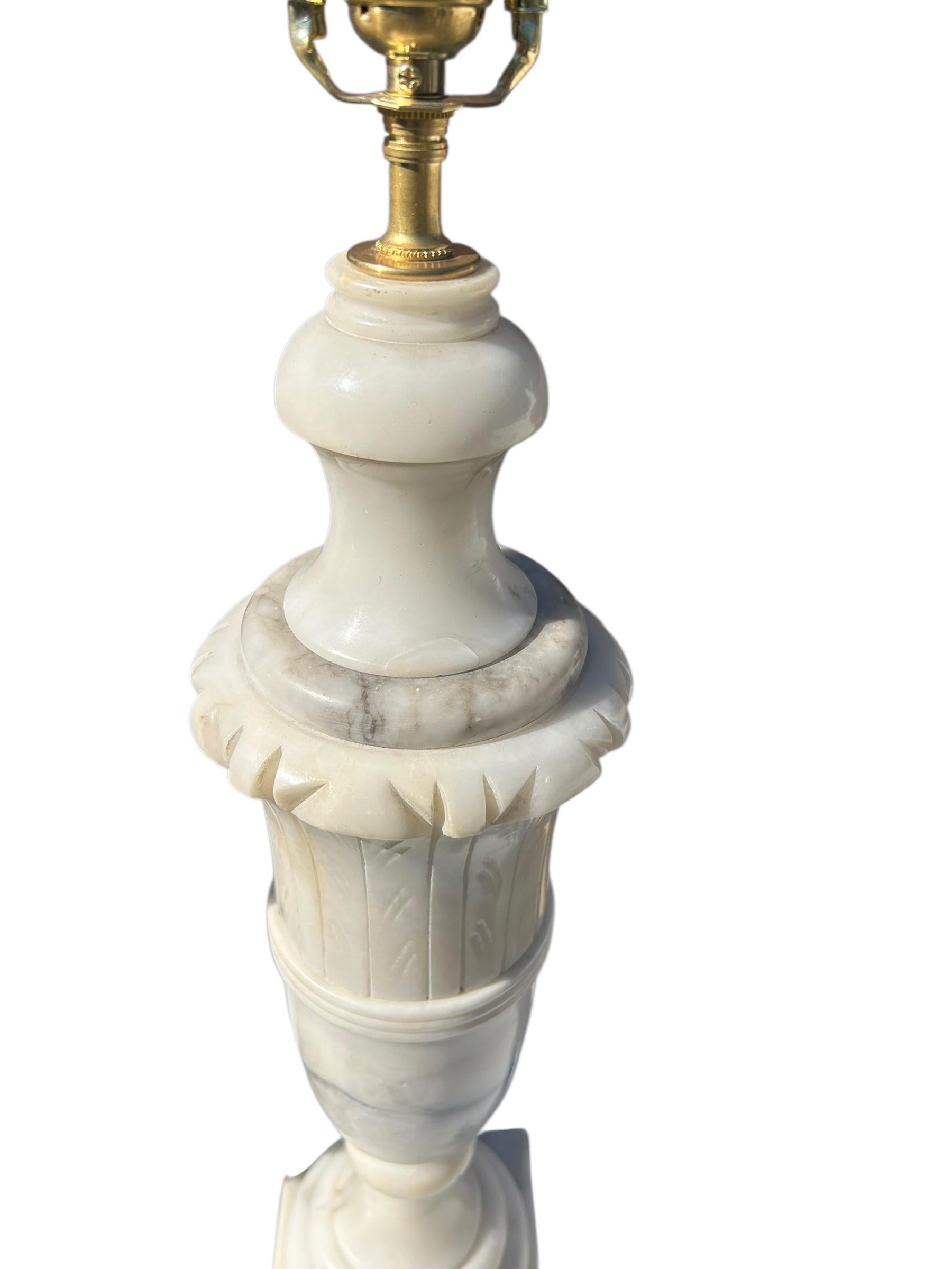 Paire de grandes lampes italiennes en forme d'urne en albâtre en vente 6