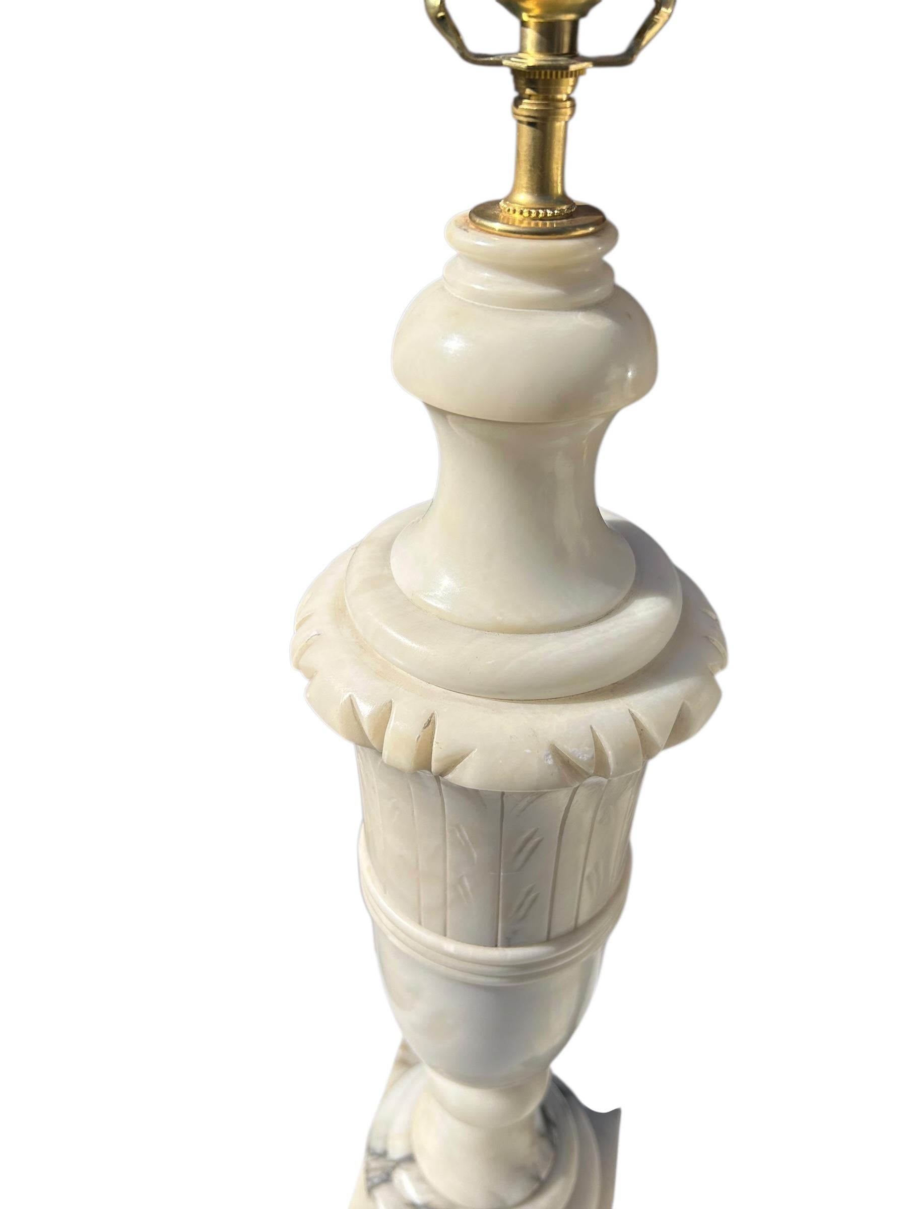 Paire de grandes lampes italiennes en forme d'urne en albâtre en vente 7