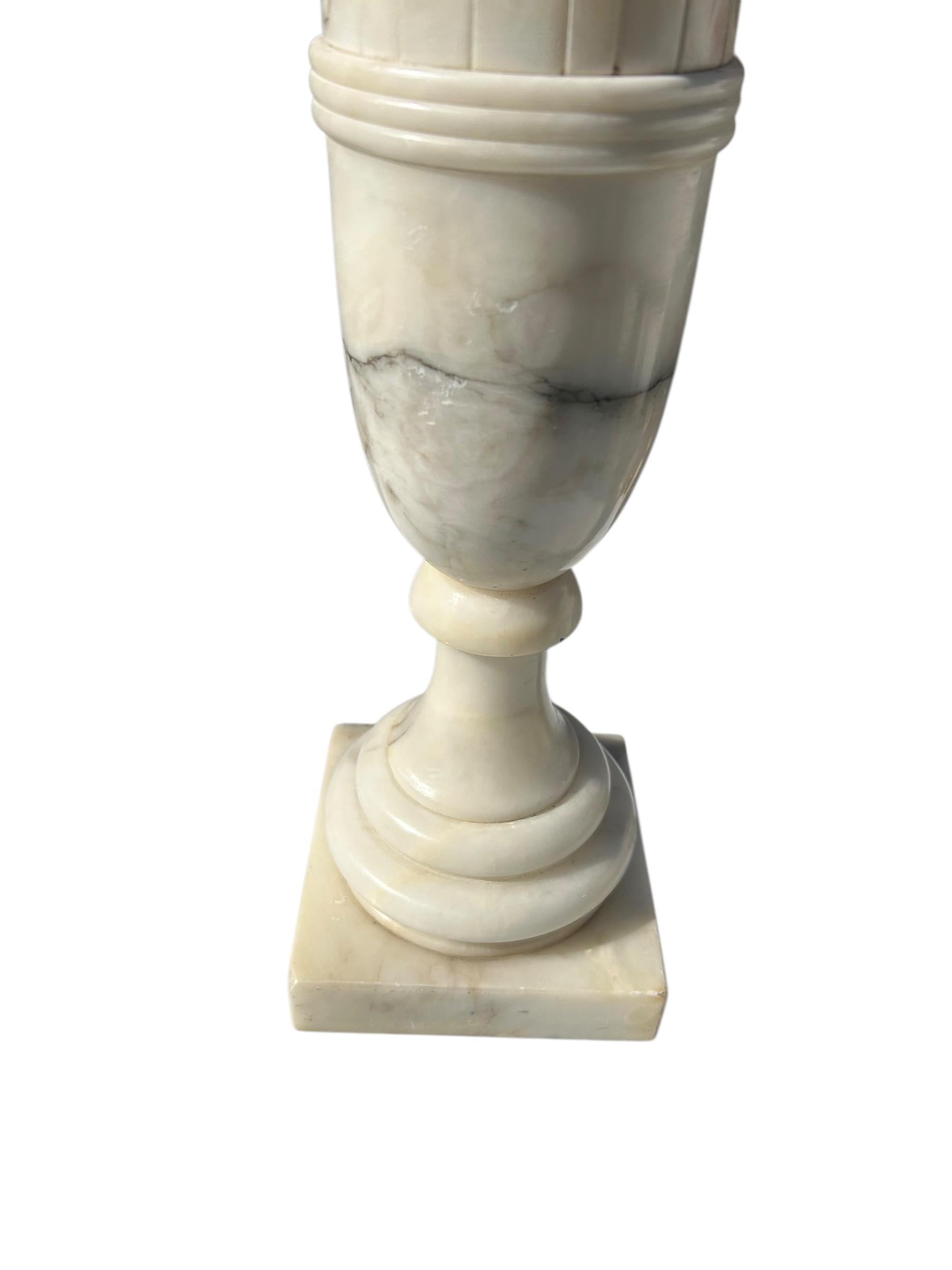 Néoclassique Paire de grandes lampes italiennes en forme d'urne en albâtre en vente