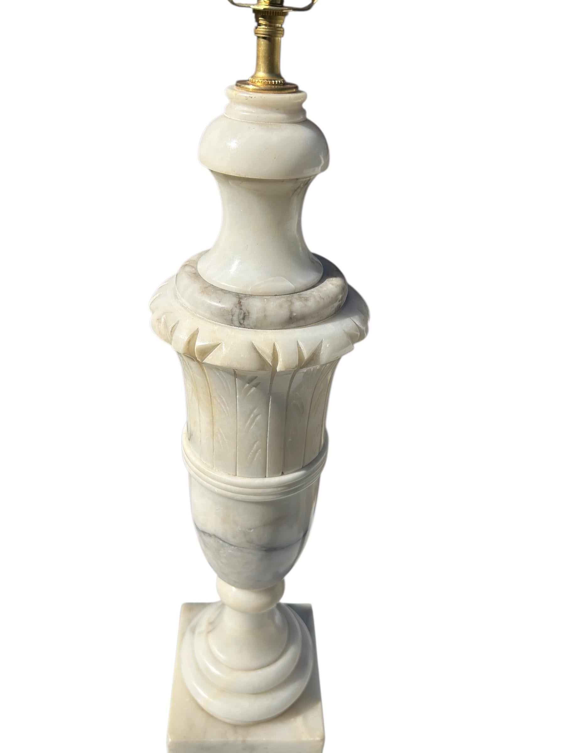 Paire de grandes lampes italiennes en forme d'urne en albâtre Bon état - En vente à Chapel Hill, NC