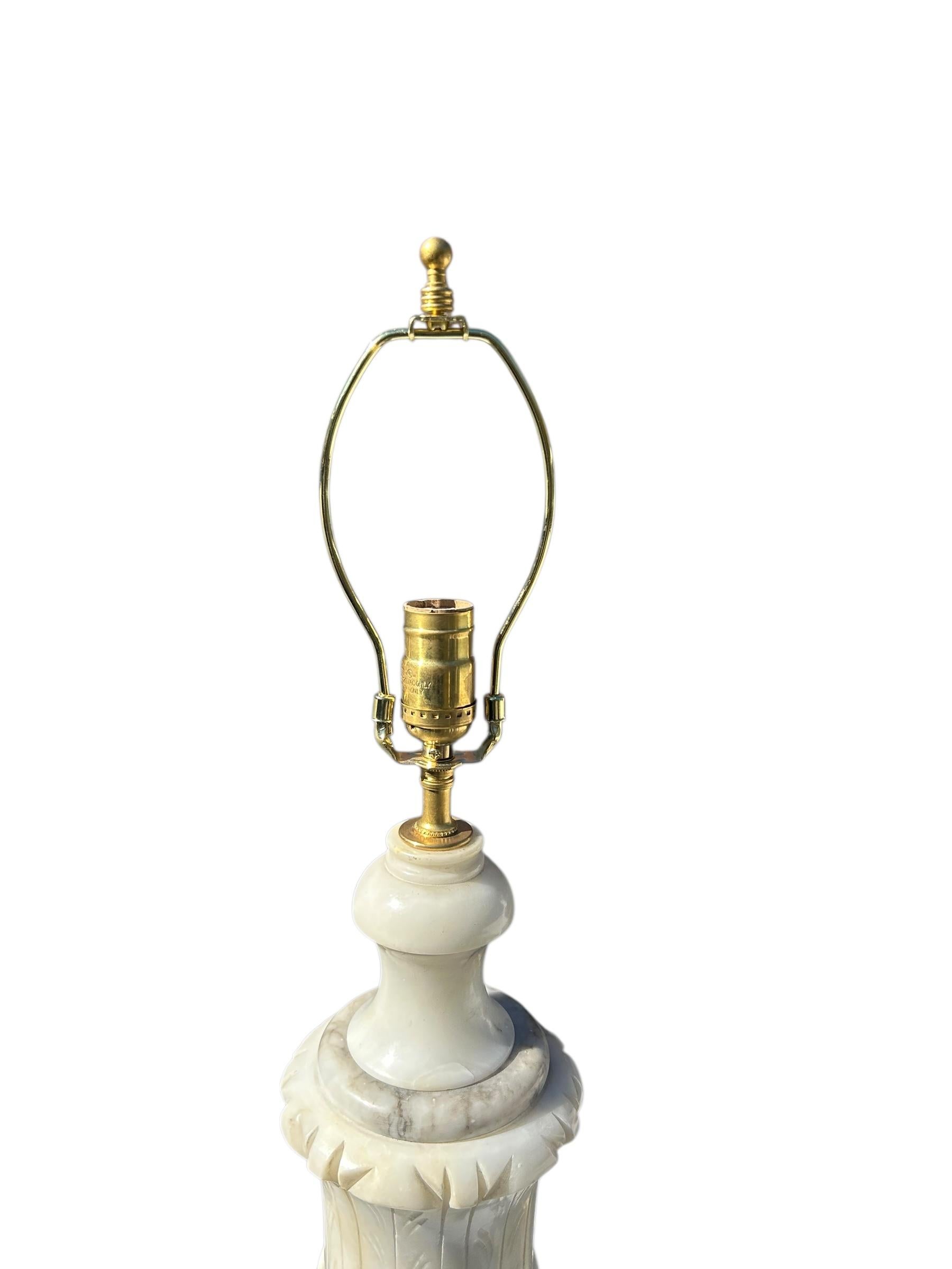 Milieu du XXe siècle Paire de grandes lampes italiennes en forme d'urne en albâtre en vente