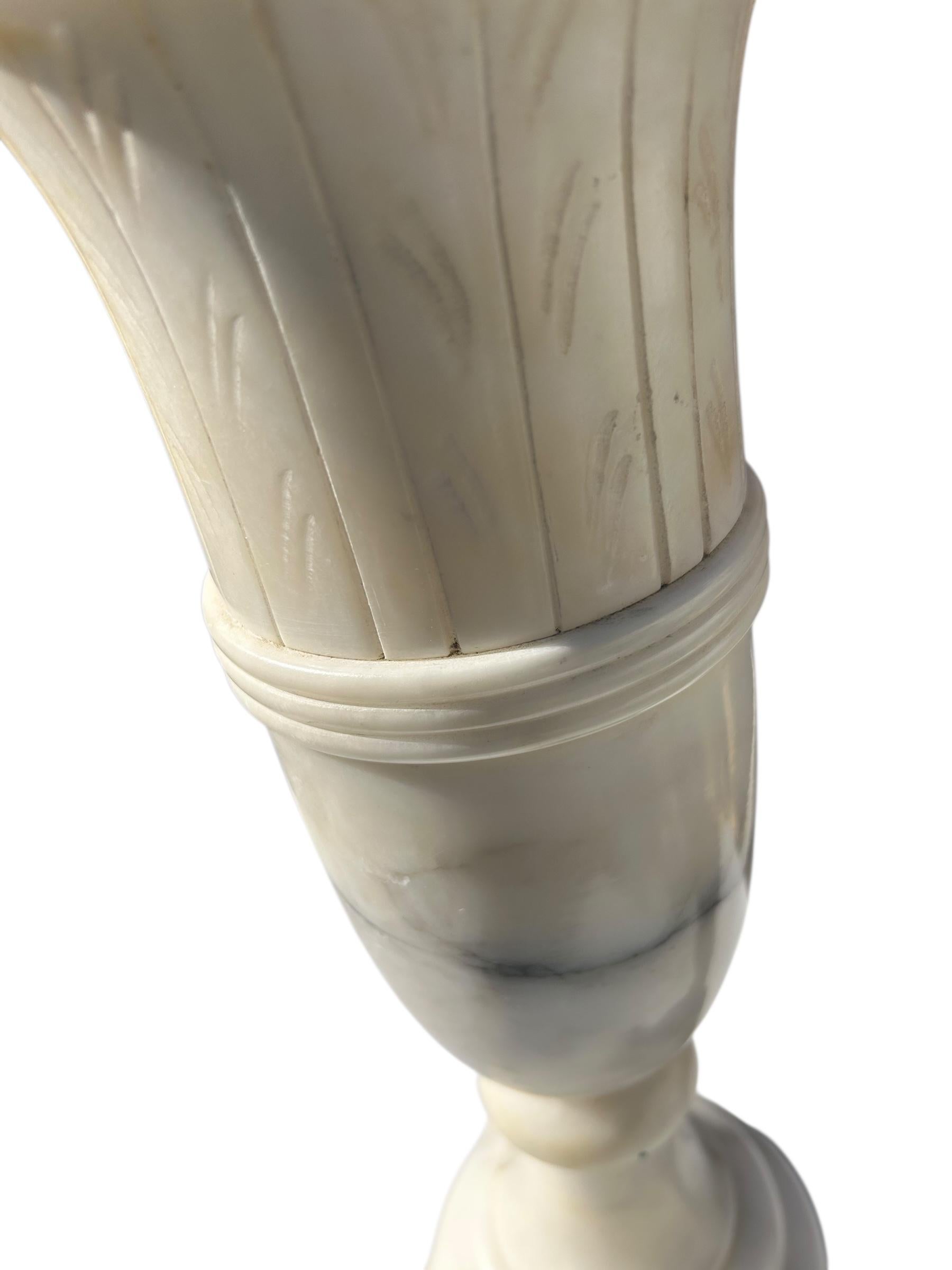 Paire de grandes lampes italiennes en forme d'urne en albâtre en vente 1