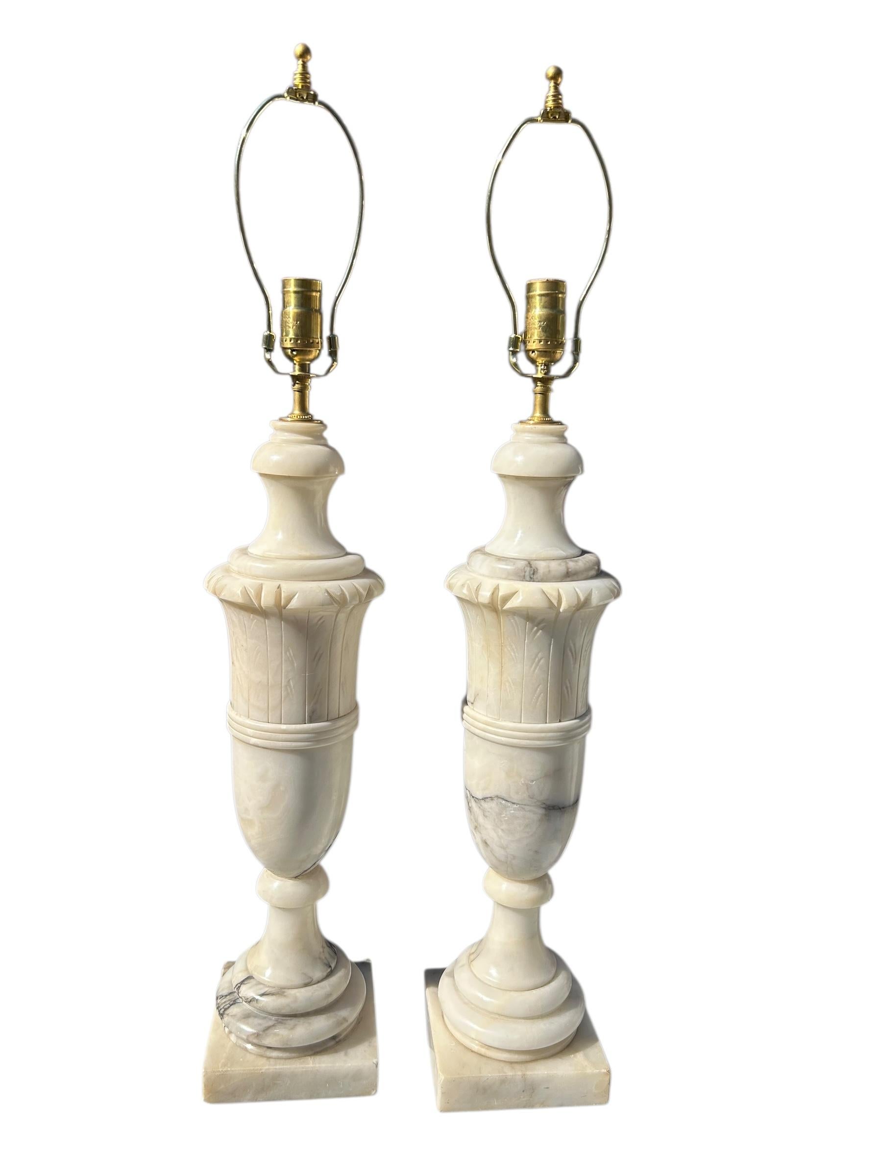 Paire de grandes lampes italiennes en forme d'urne en albâtre en vente 2