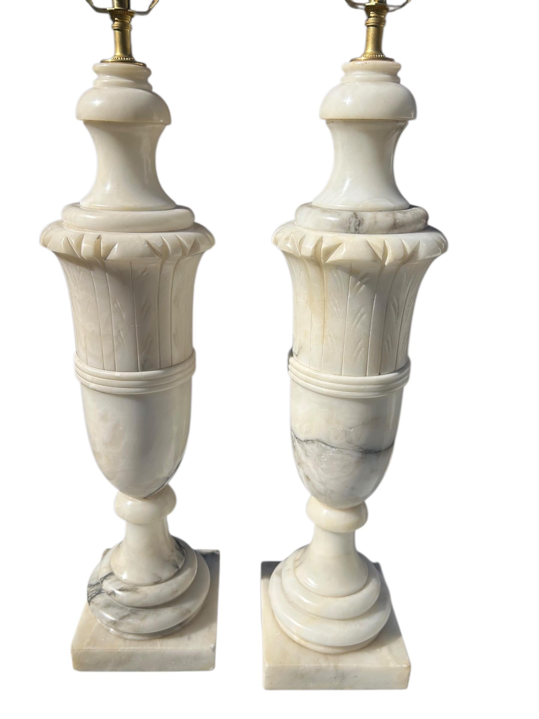 Paire de grandes lampes italiennes en forme d'urne en albâtre en vente 3