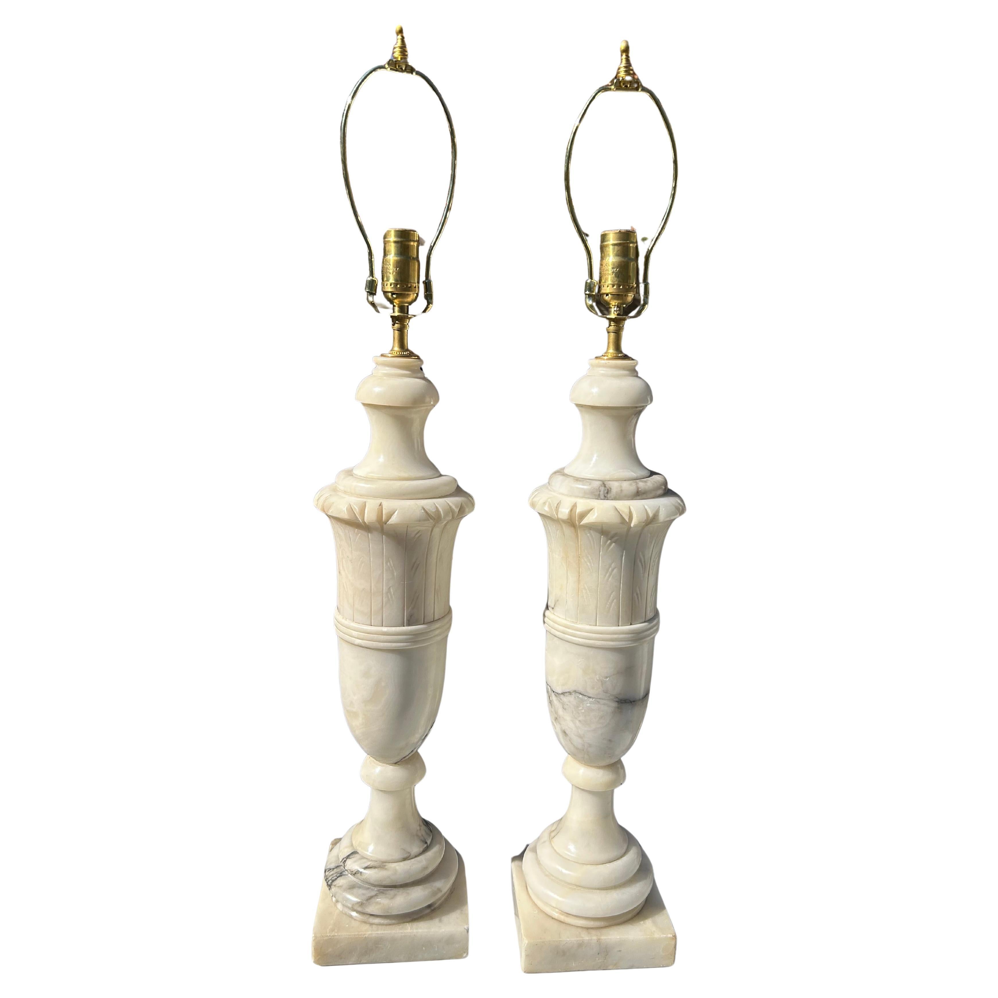 Paire de grandes lampes italiennes en forme d
urne en albâtre