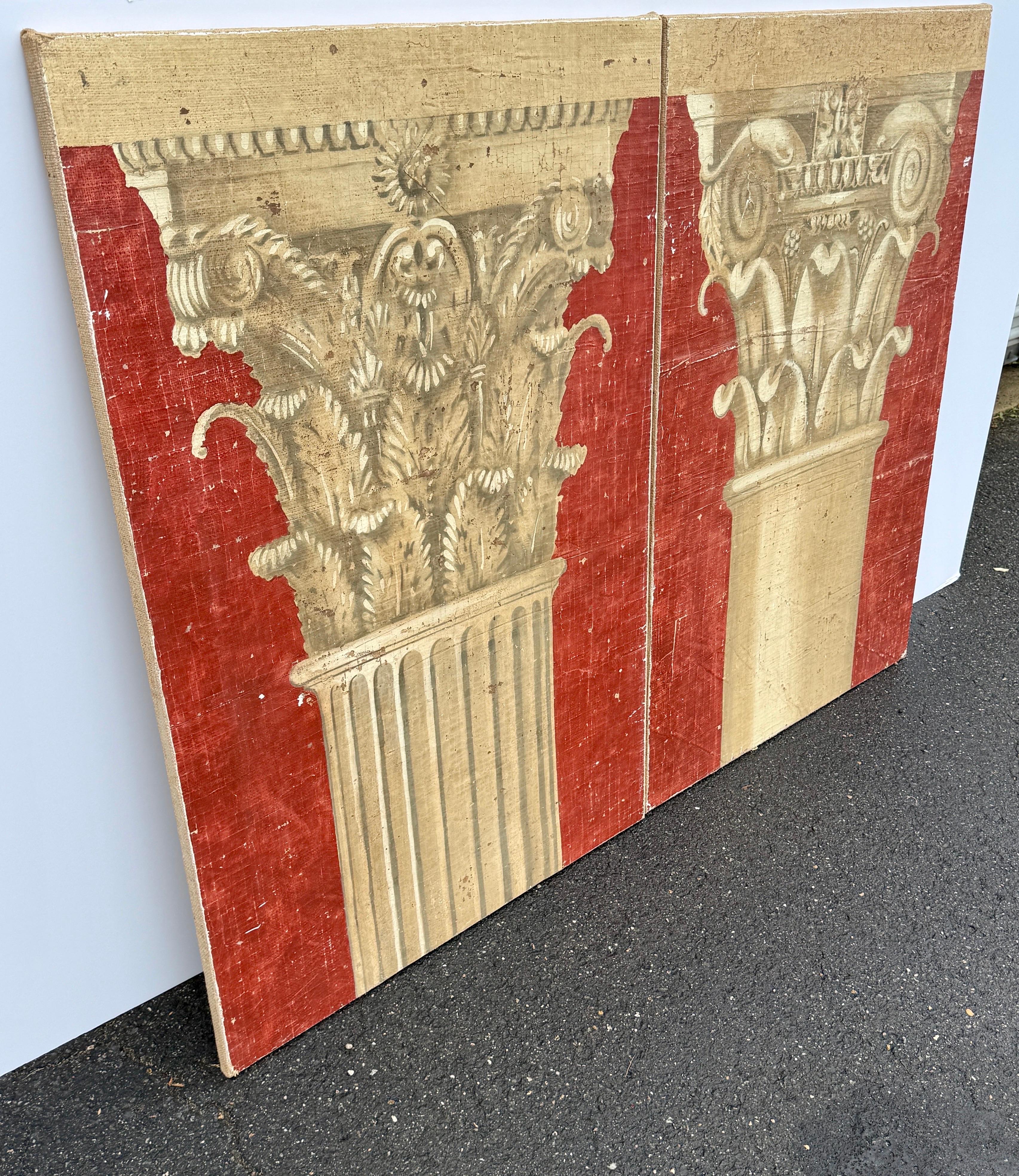 Eindrucksvolle Reproduktionen von Gemälden klassischer römischer Säulen, insbesondere korinthischer und ikonischer Säulen. Die Technik, mit der sie hergestellt werden, ist Farbe auf Gips über Sackleinen. Der ursprüngliche Künstler war Jacques Lamy