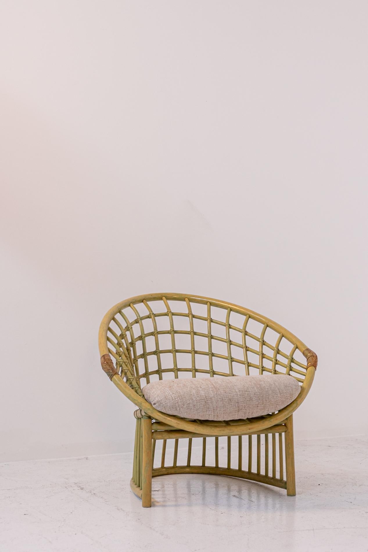 Cette étonnante paire de chaises italiennes en bambou datant des années 1980 est une authentique œuvre d'art au design exotique. Fabriquées en bambou et en rotin, ces chaises séduisent par leur forme à la fois enveloppante et anguleuse, qui rappelle