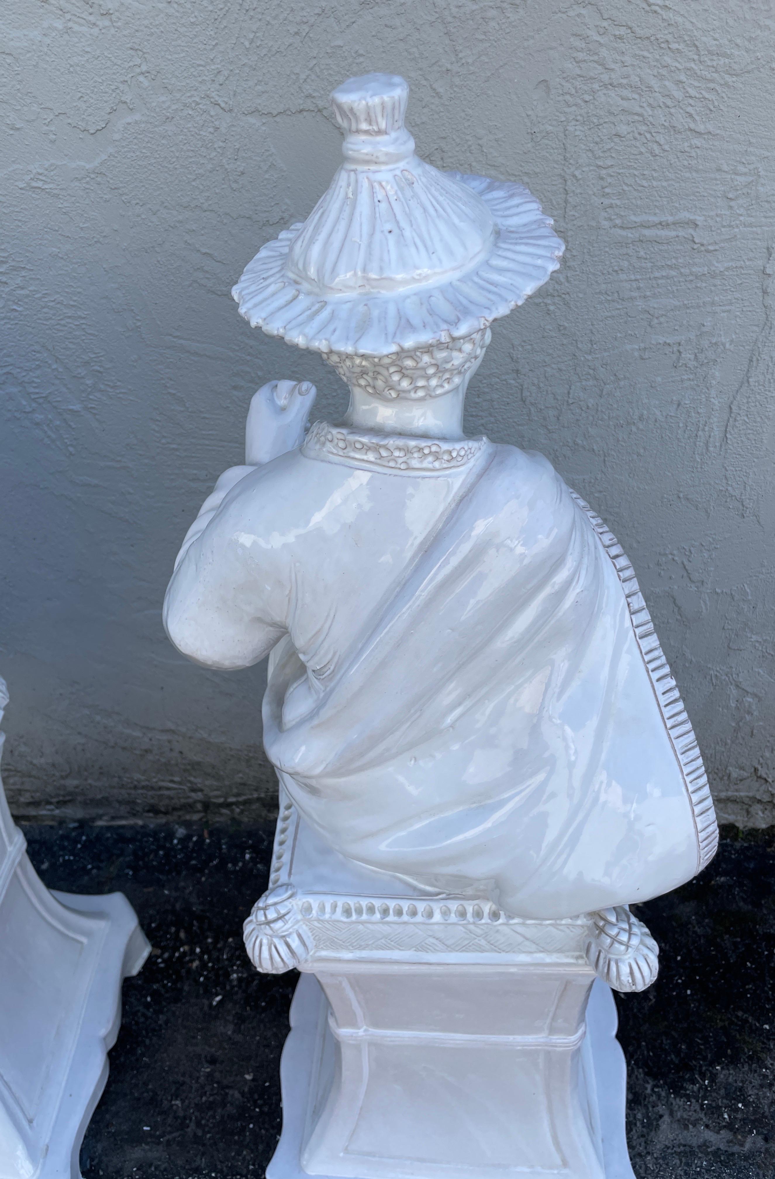 Pareja de grandes figuras italianas de Blanc de Chine Chinoiserie sobre pedestales en venta 4