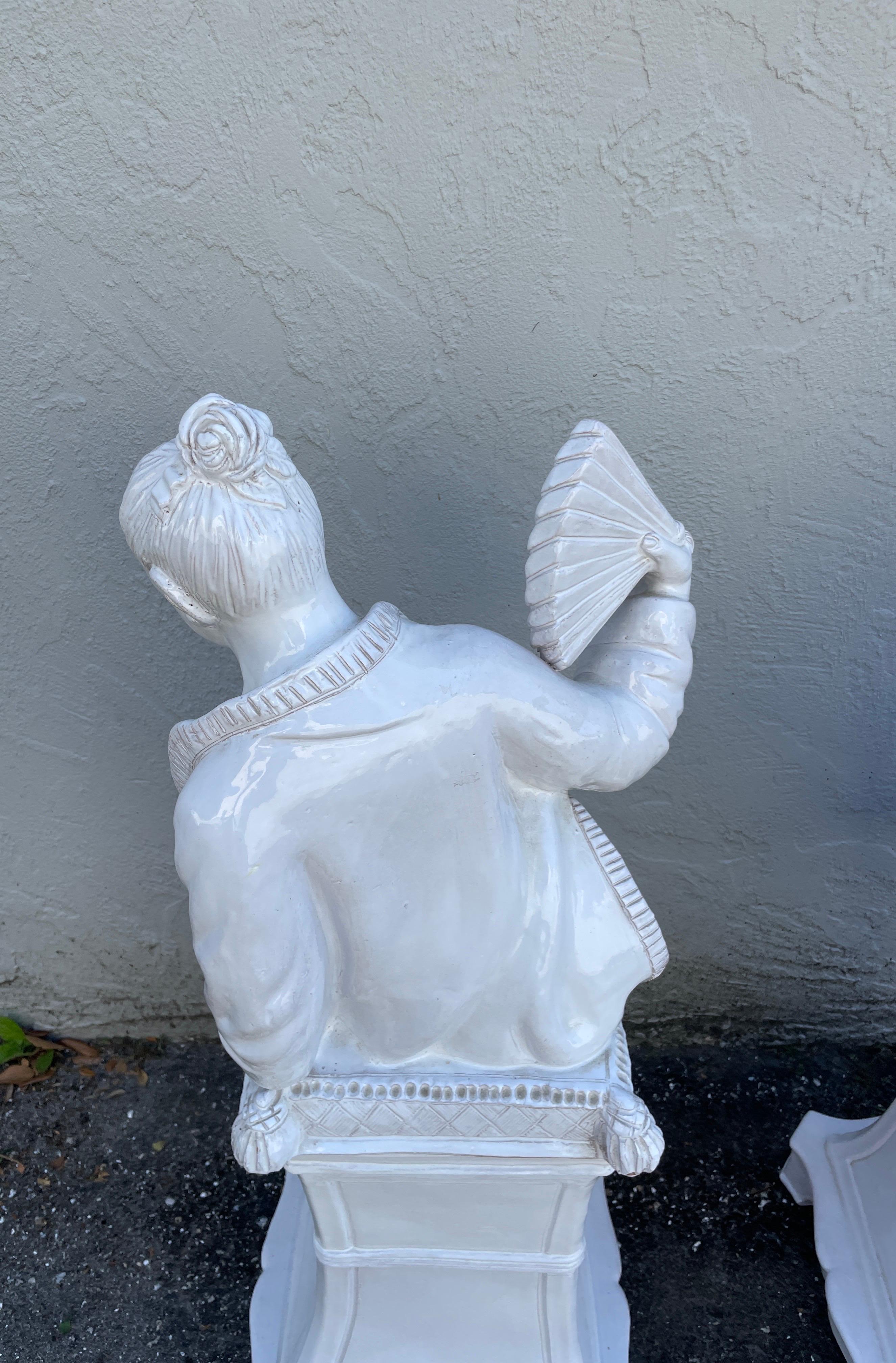 Pareja de grandes figuras italianas de Blanc de Chine Chinoiserie sobre pedestales en venta 5