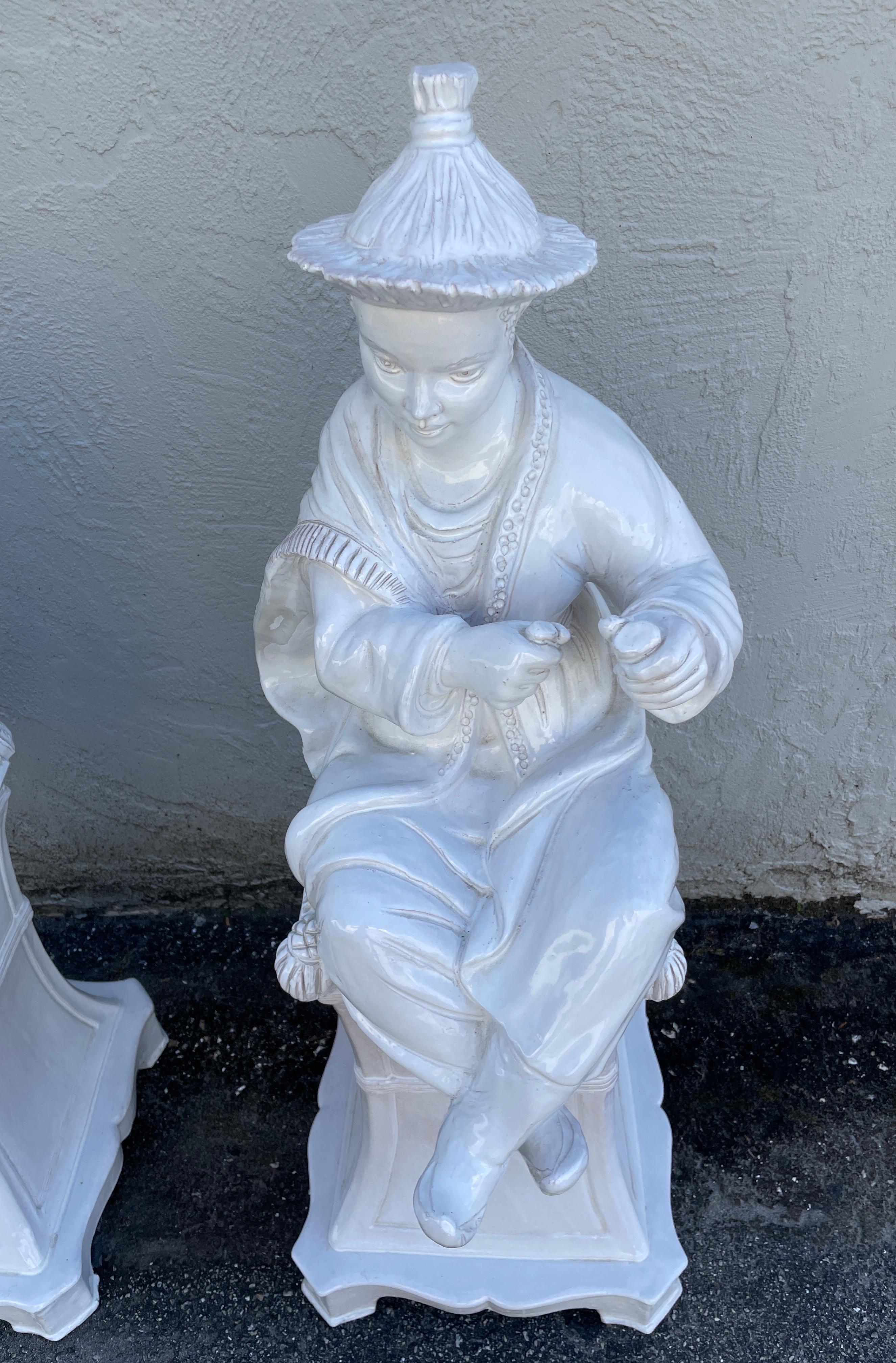 Pareja de grandes figuras italianas de Blanc de Chine Chinoiserie sobre pedestales Italiano en venta