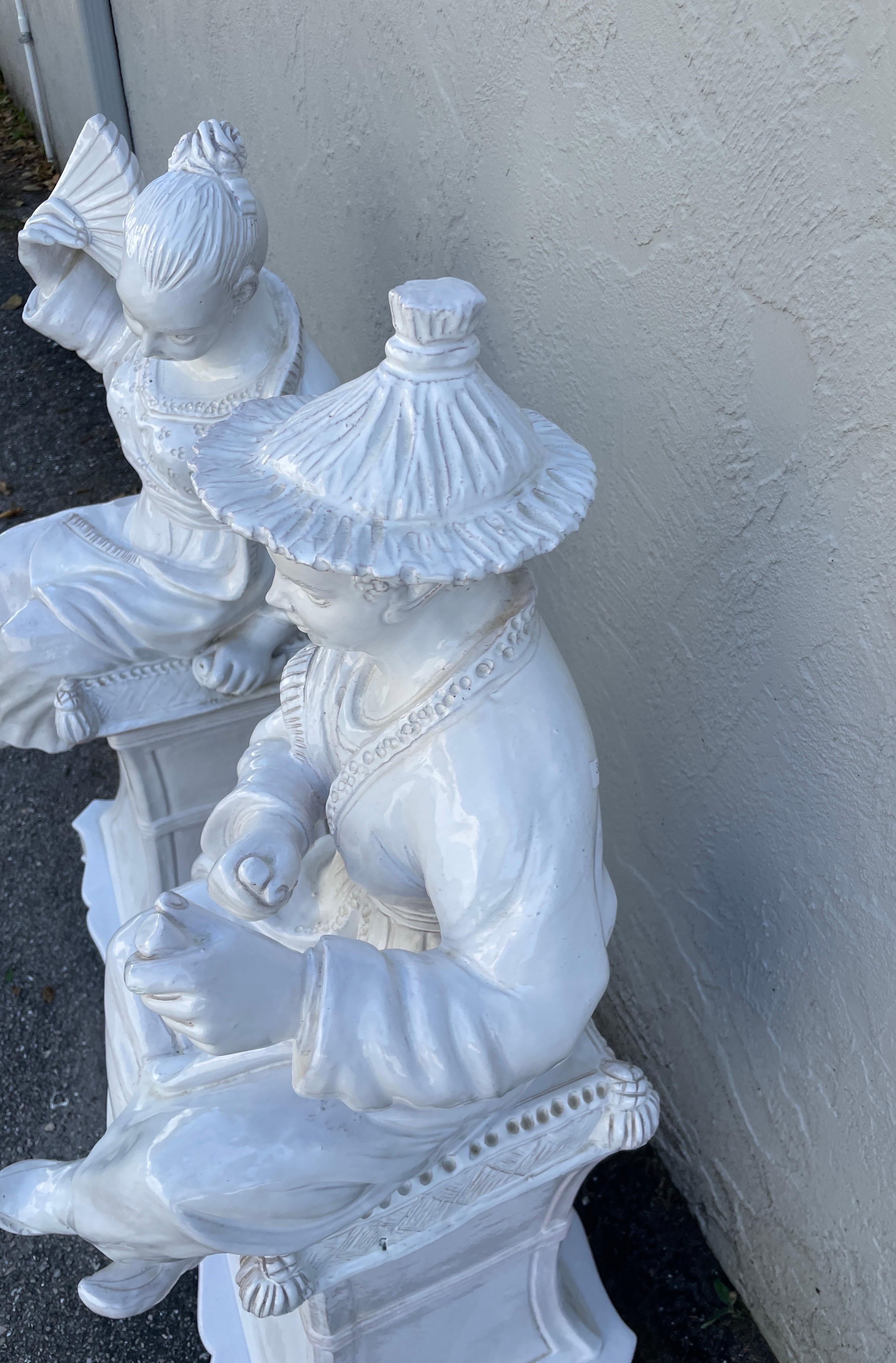 Pareja de grandes figuras italianas de Blanc de Chine Chinoiserie sobre pedestales en venta 1