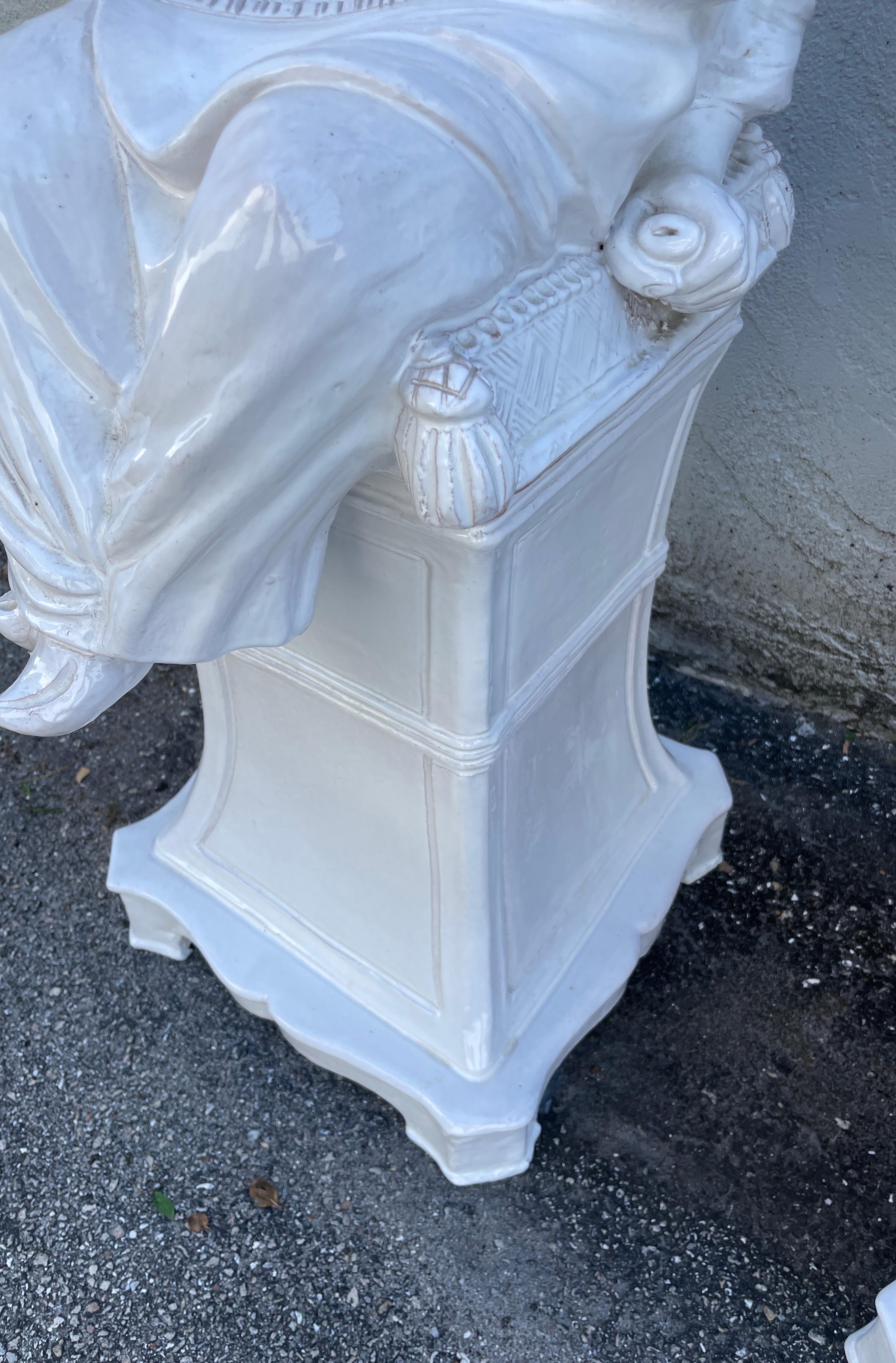 Pareja de grandes figuras italianas de Blanc de Chine Chinoiserie sobre pedestales en venta 3