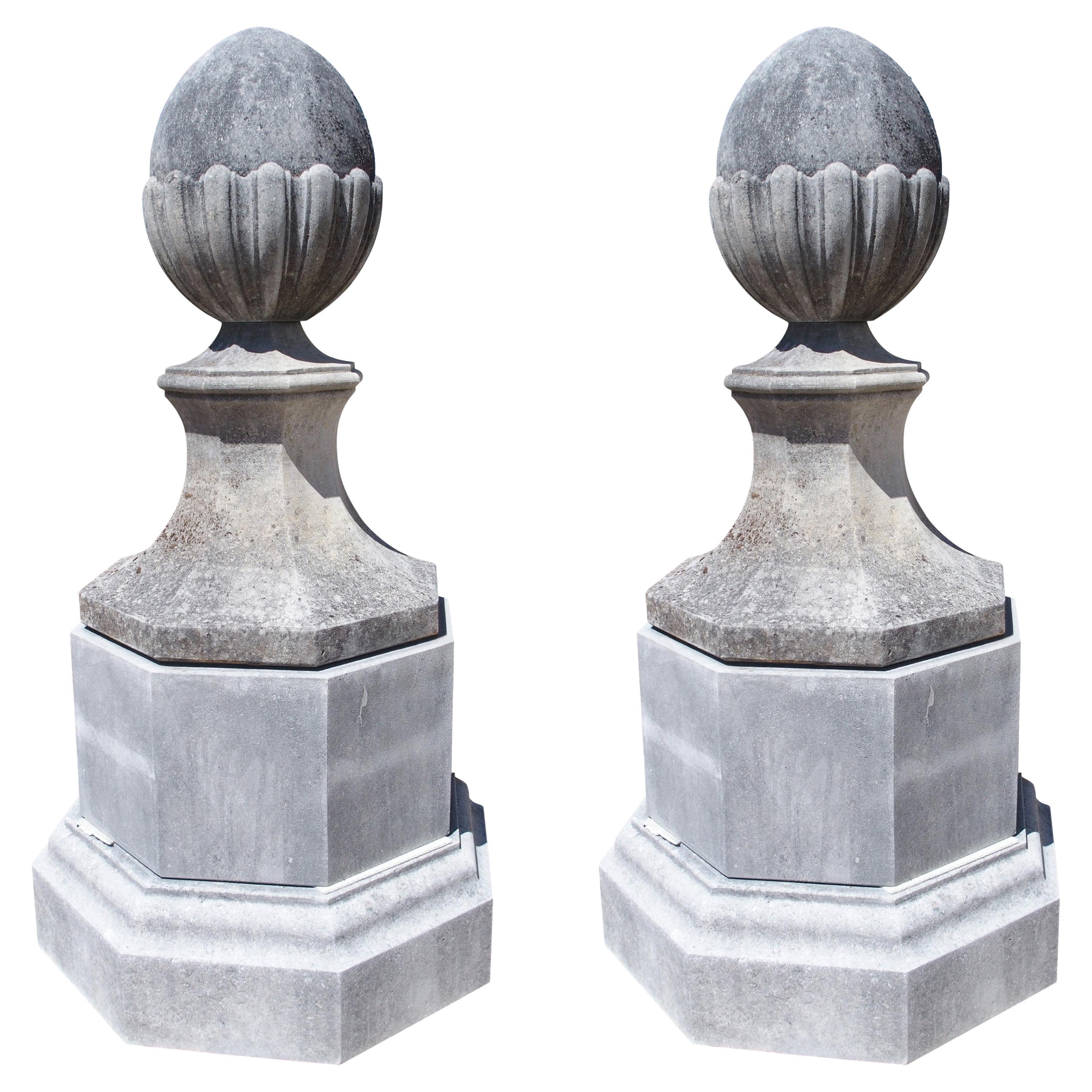 Paire de grands fleurons à glands en pierre calcaire sculptée italienne sur socles octogonaux