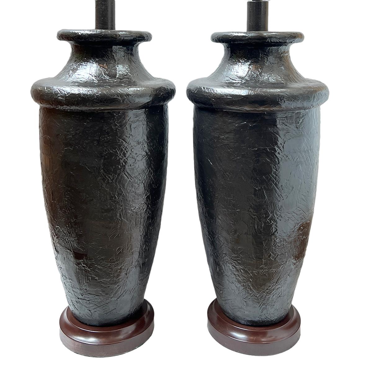 Paire de lampes de table italiennes des années 1960 avec motif abstrait.

Mesures :
Hauteur du corps : 24
Hauteur jusqu'à l'appui de l'abat-jour : 34