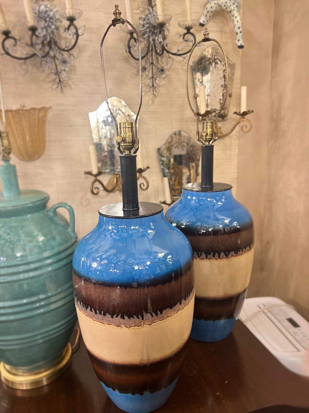 Paire de grandes lampes de bureau italiennes en céramique en vente 1