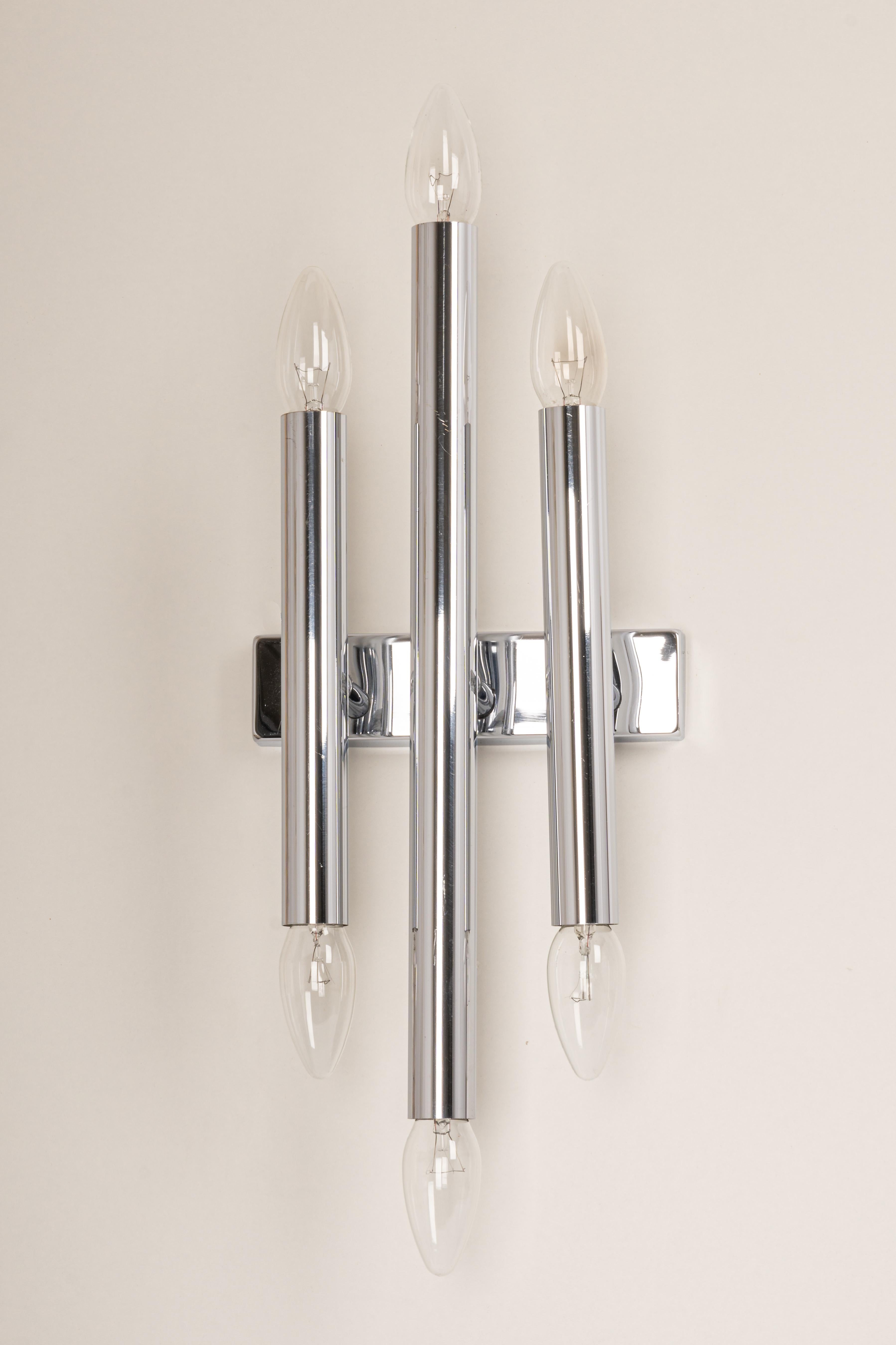 Pair of Large Italian chrome wall sconces Sciolari style, 1970s.
Each wall light needs 6 x E14 small bulb.
Light bulbs are not included. It is possible to install this fixture in all countries (US, UK, Europe, Asia, Australia,..)
Good
