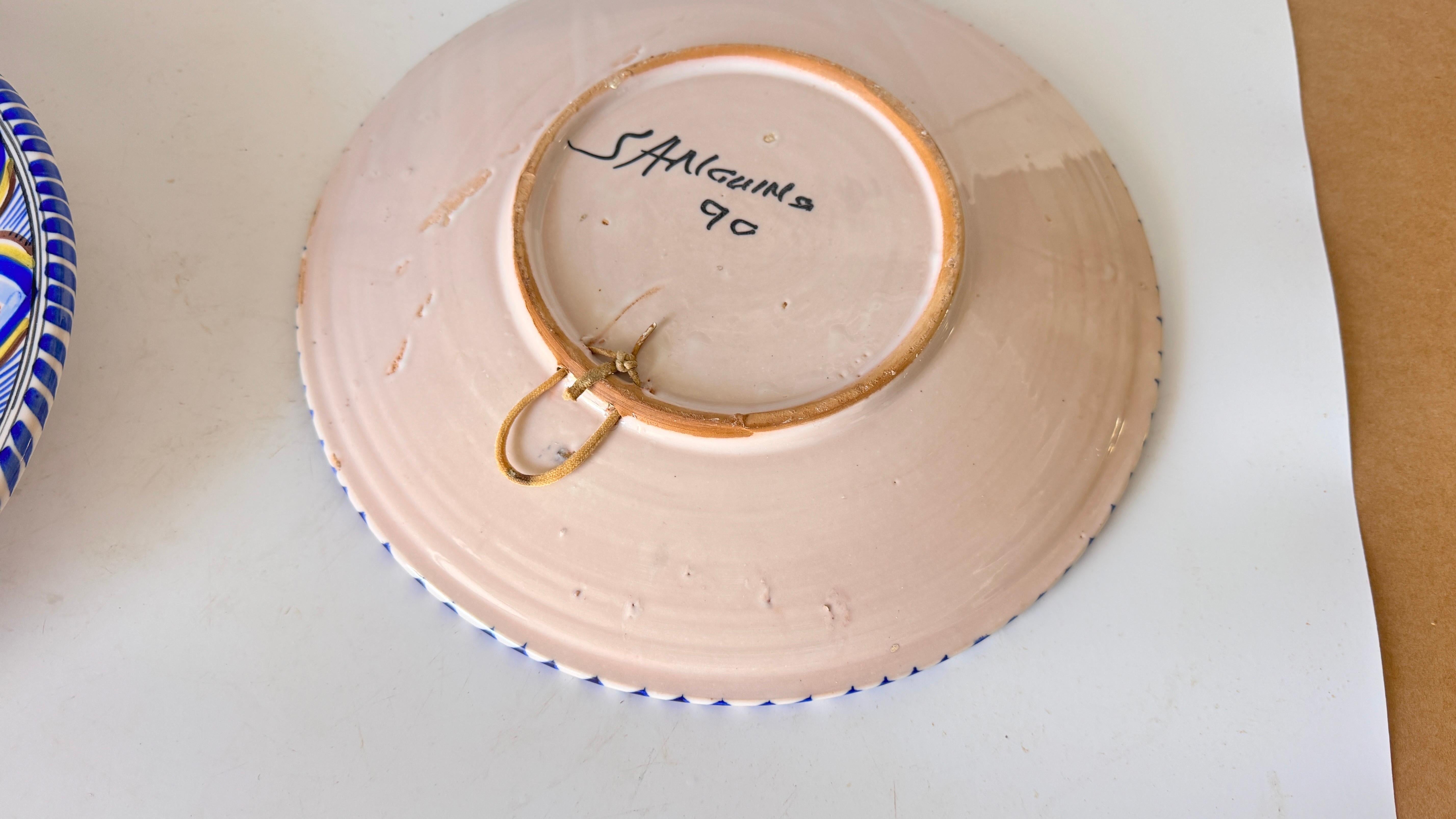 Coppia di grandi piatti decorativi italiani o di servizio, dipinti a mano, anni '70 in vendita 4