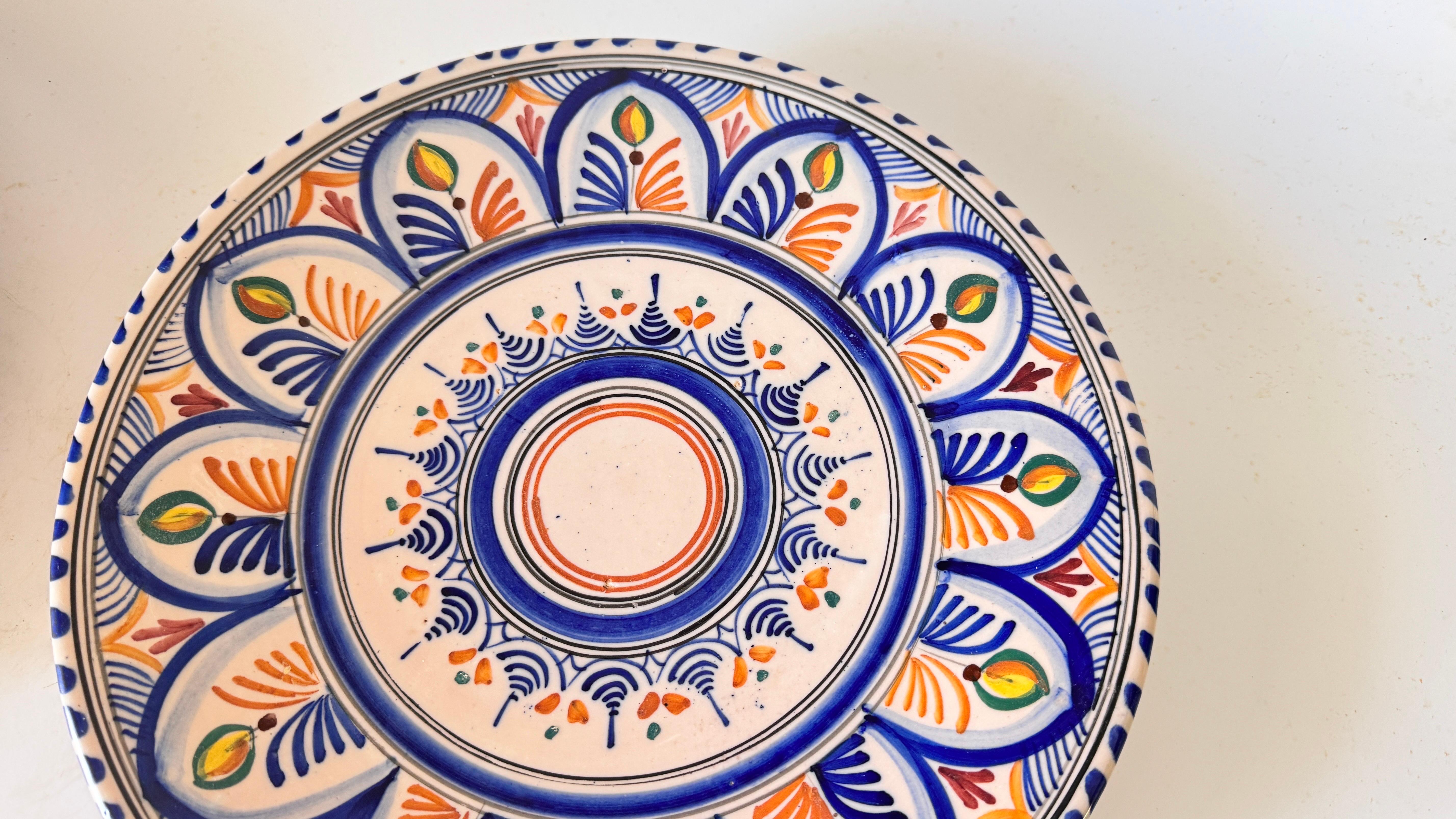 Coppia di grandi piatti decorativi italiani o di servizio, dipinti a mano, anni '70 in vendita 5