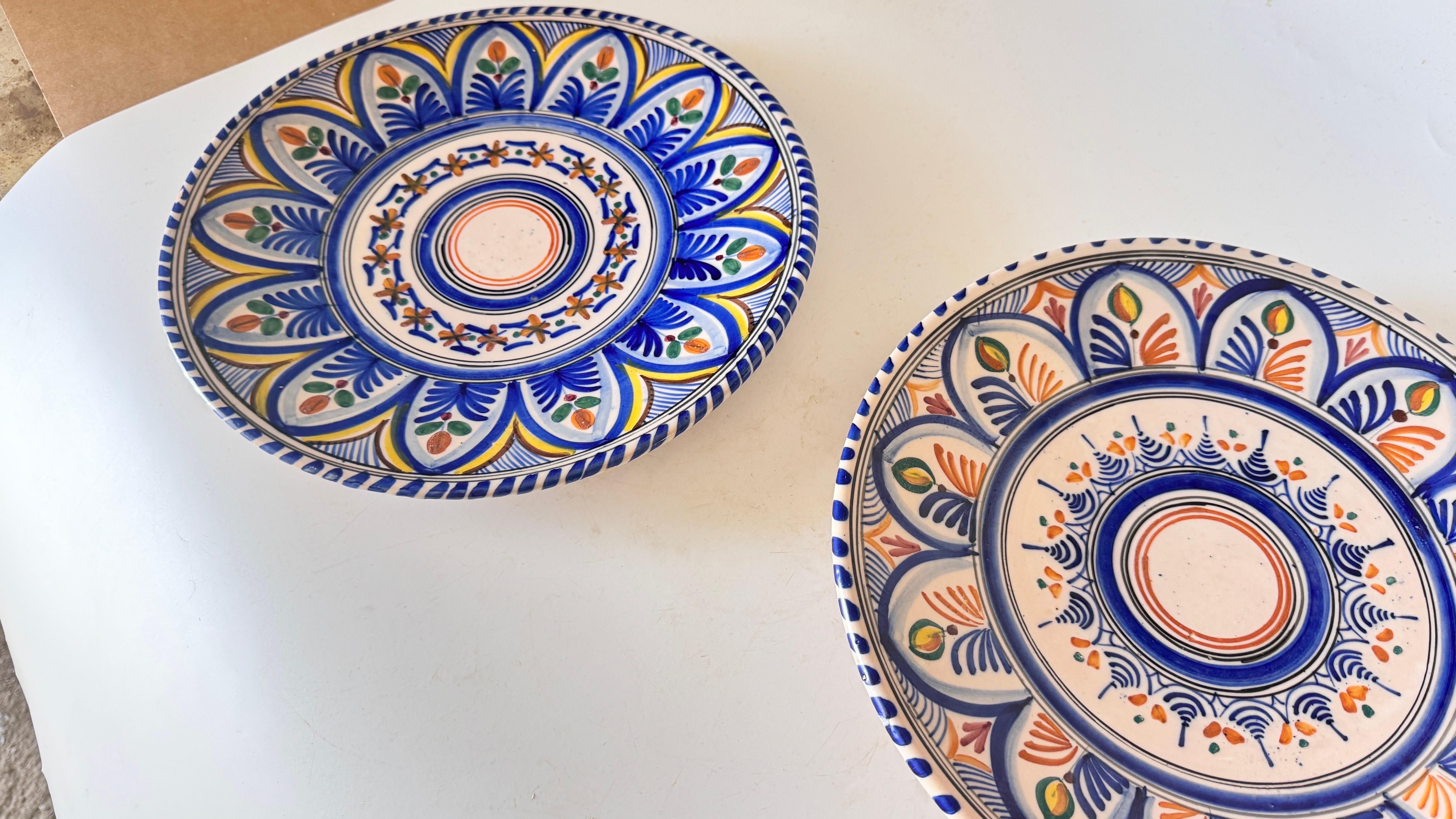Coppia di grandi piatti decorativi italiani o di servizio, dipinti a mano, anni '70 in vendita 6