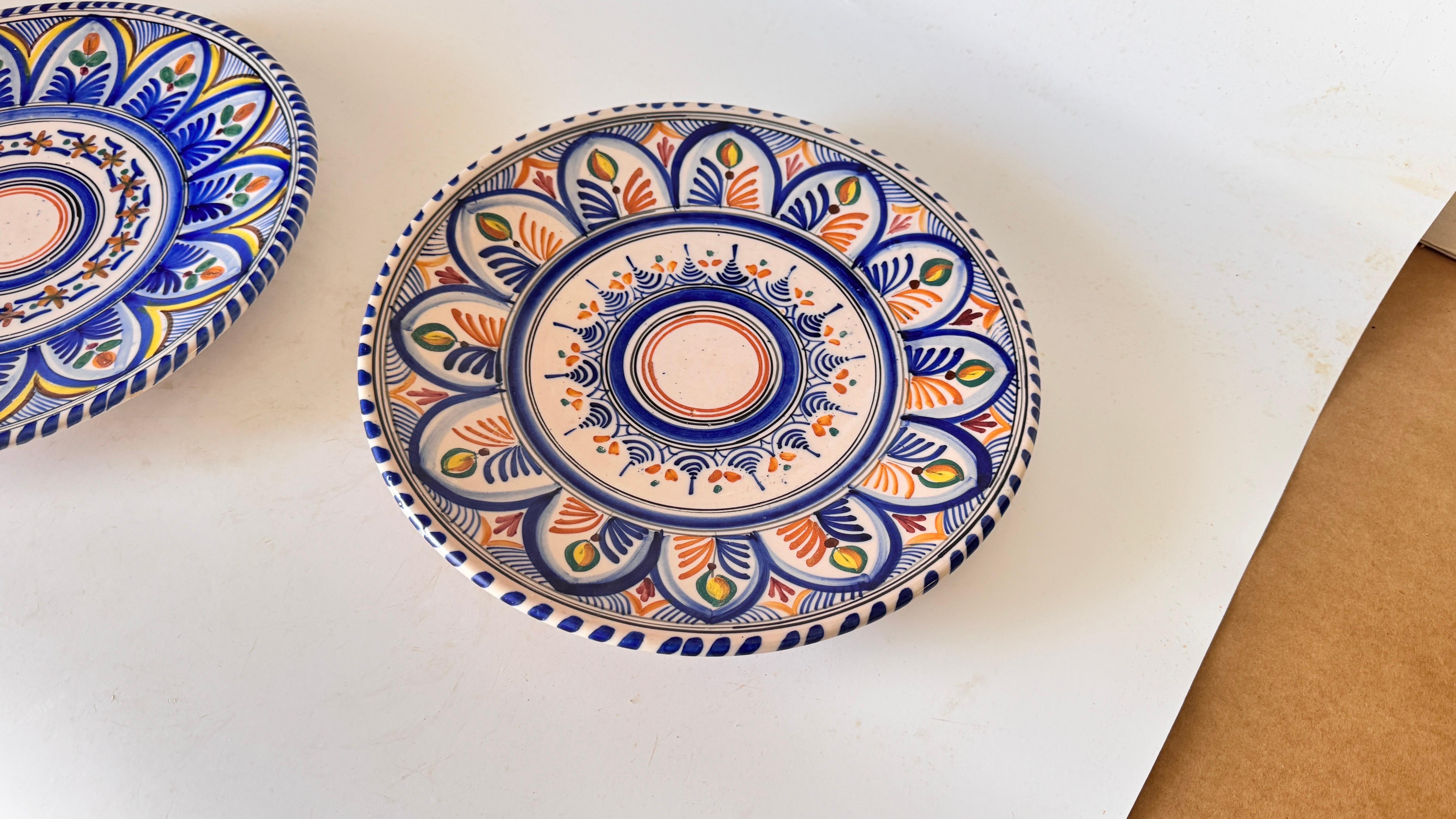 Coppia di grandi piatti decorativi italiani o di servizio, dipinti a mano, anni '70 in vendita 7