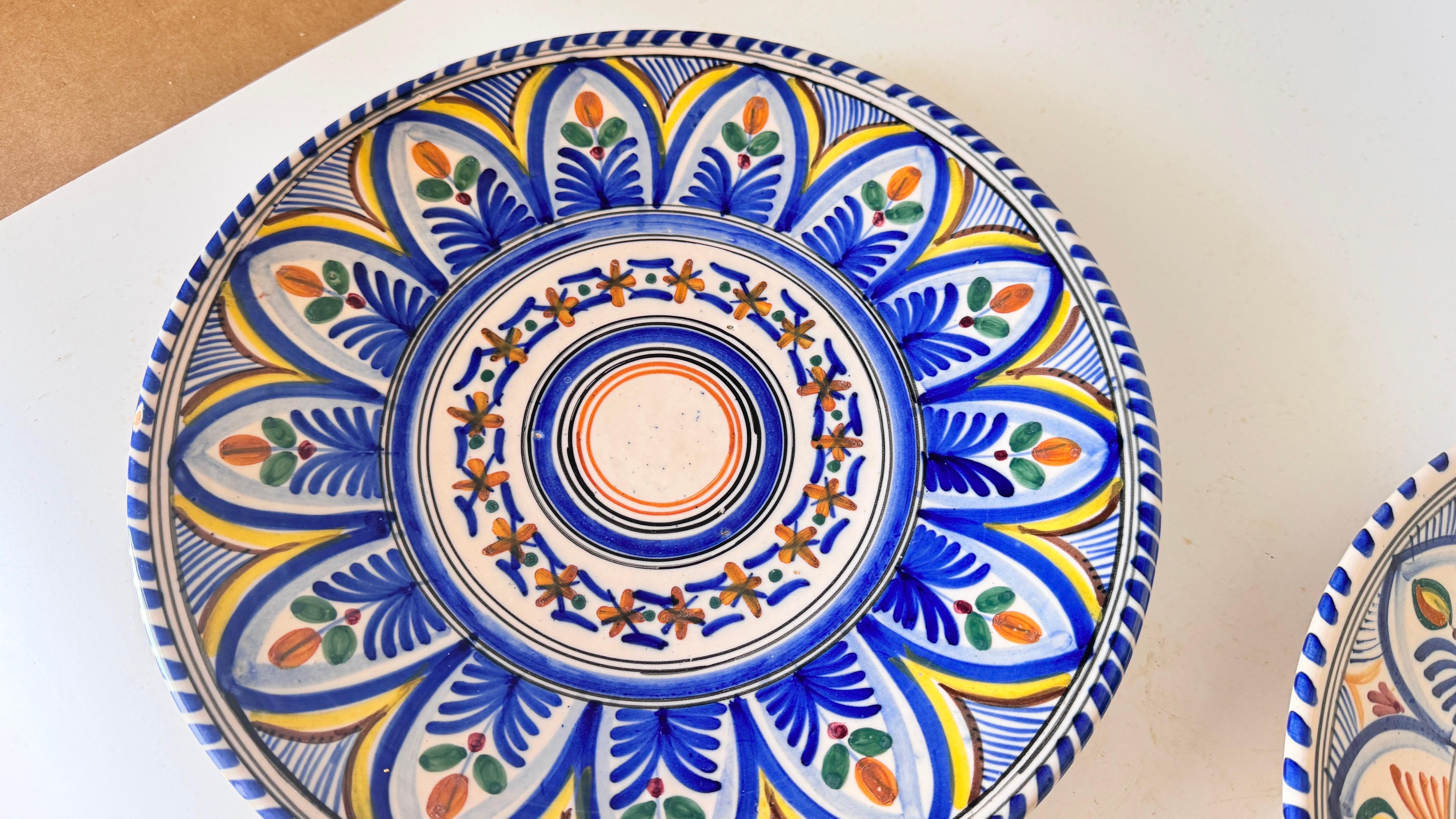 Coppia di grandi piatti decorativi italiani o di servizio, dipinti a mano, anni '70 in vendita 8