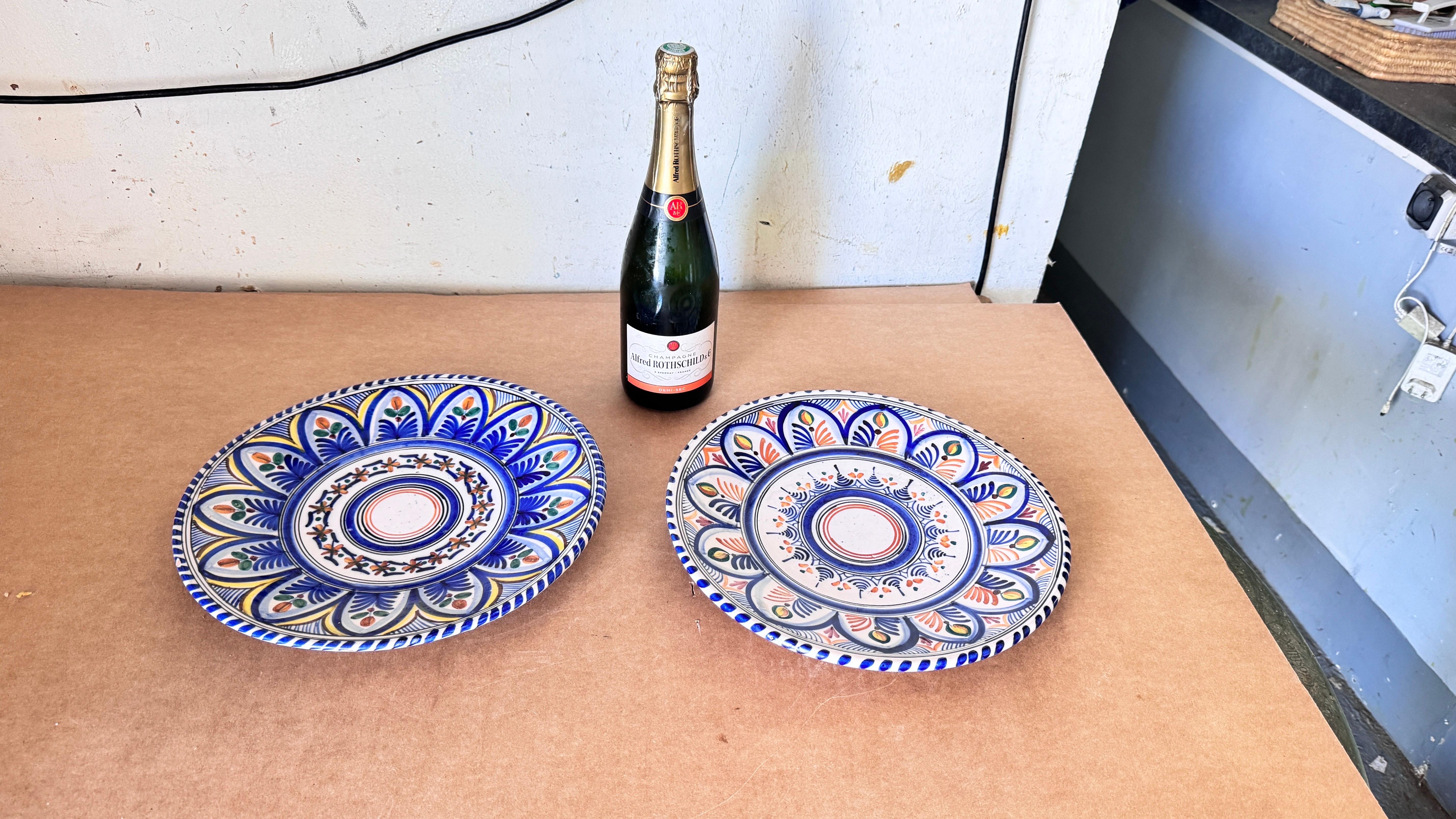  Grande piatto da portata in ceramica italiana, firmato, motivi floreali e botanici blu, anni '70

Descrizione:
Questo imponente piatto da portata in ceramica di grandi dimensioni, realizzato a mano e firmato sul retro, è stato prodotto in Italia