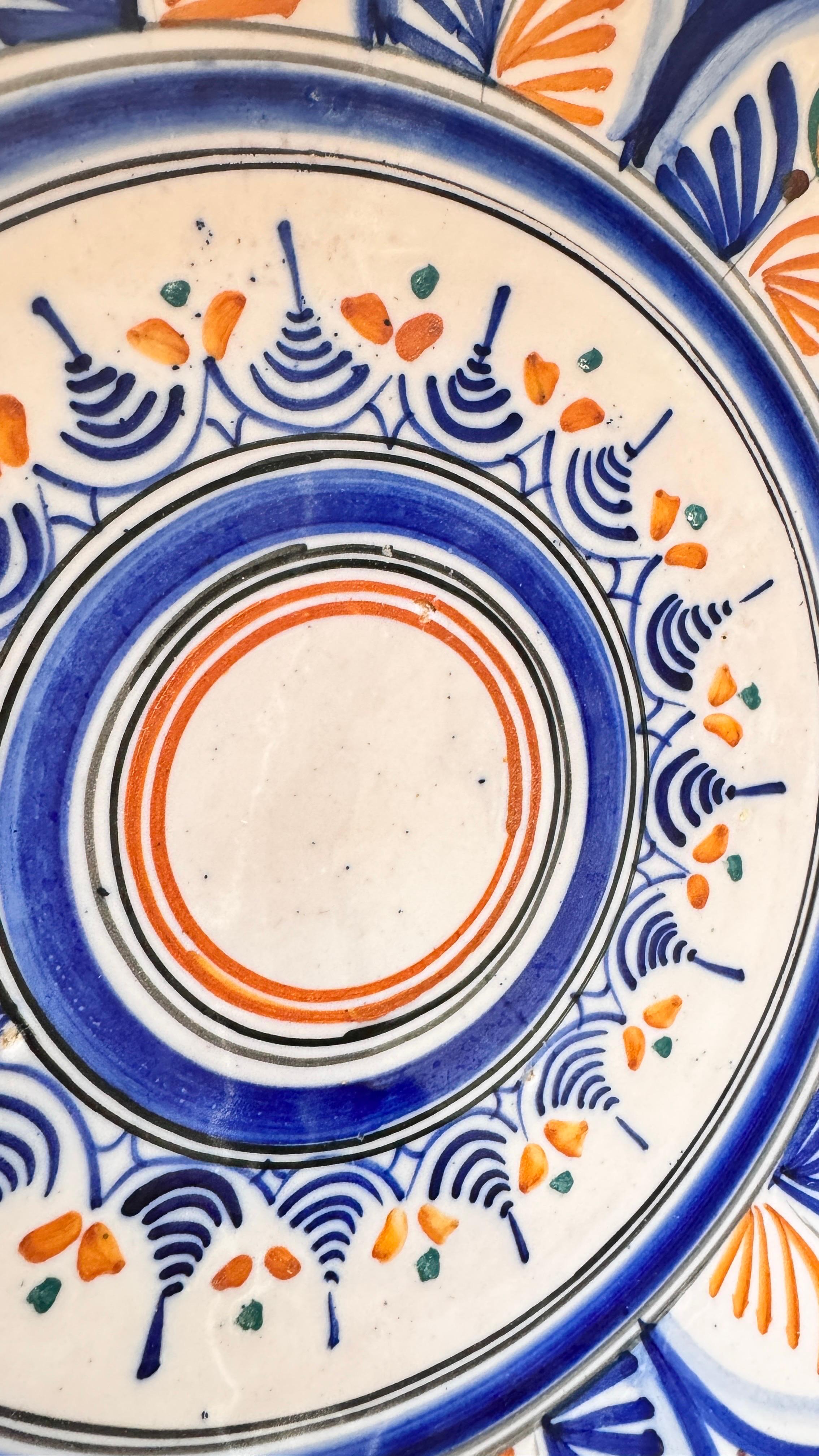 Dipinto a mano Coppia di grandi piatti decorativi italiani o di servizio, dipinti a mano, anni '70 in vendita